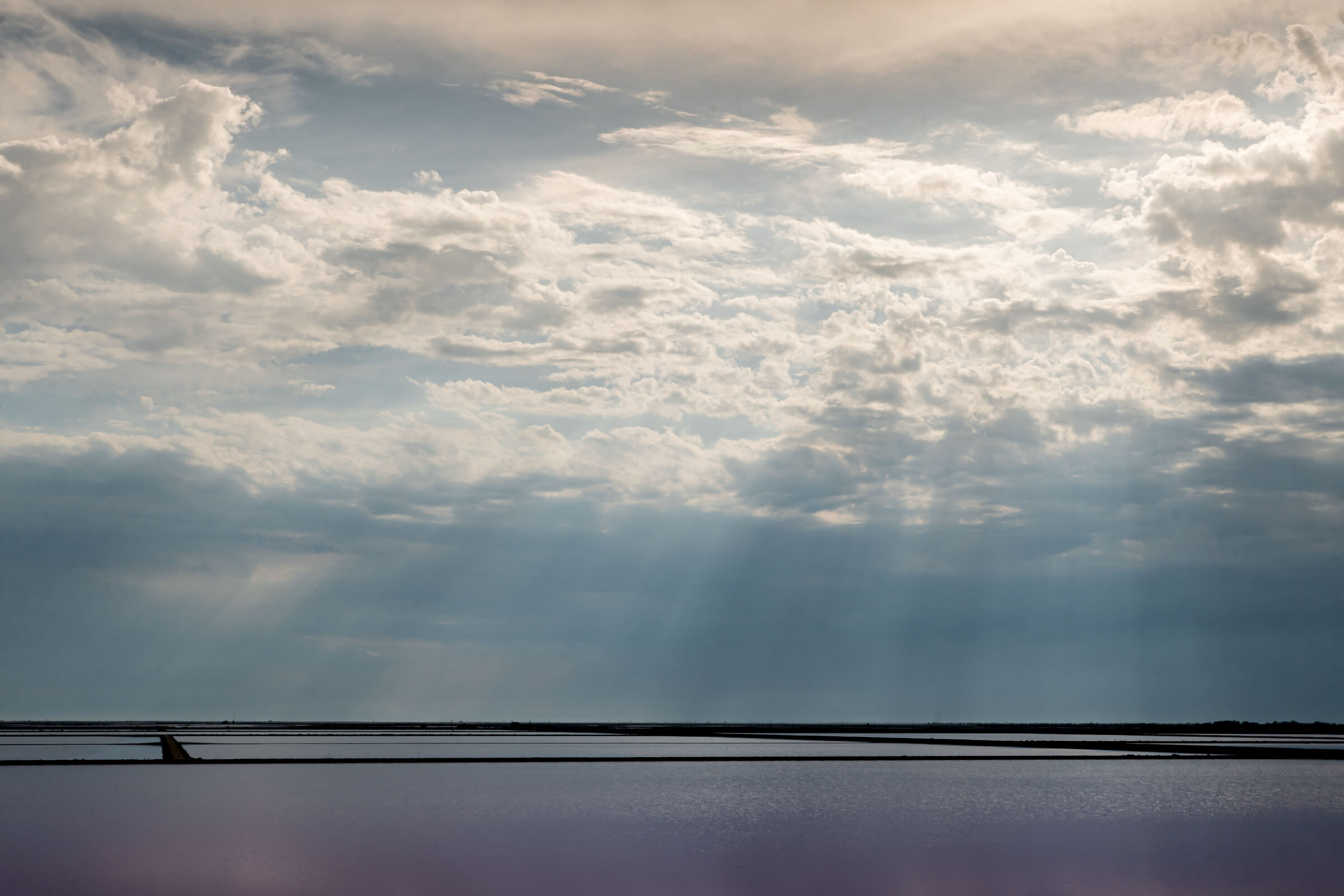 Il sole gioca a nascondino con le saline. Camargue 2024