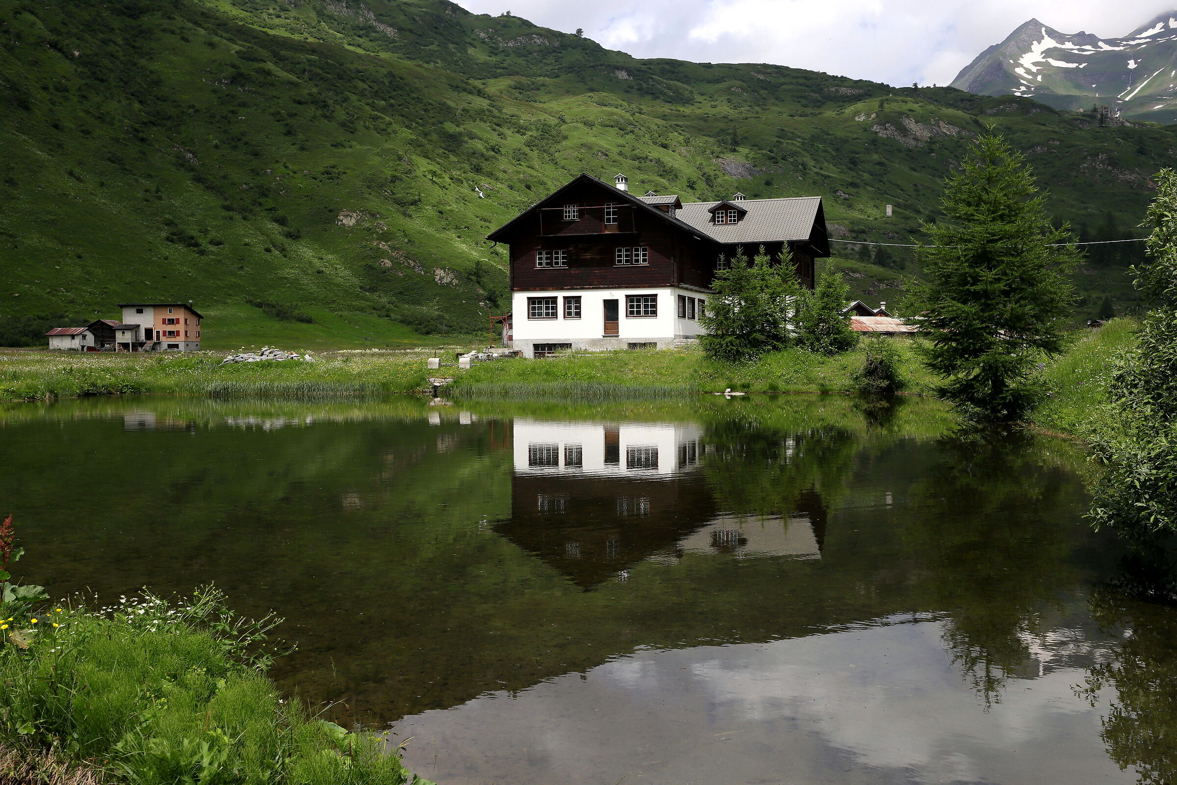 Che bella casetta che si specchia nell' acqua.