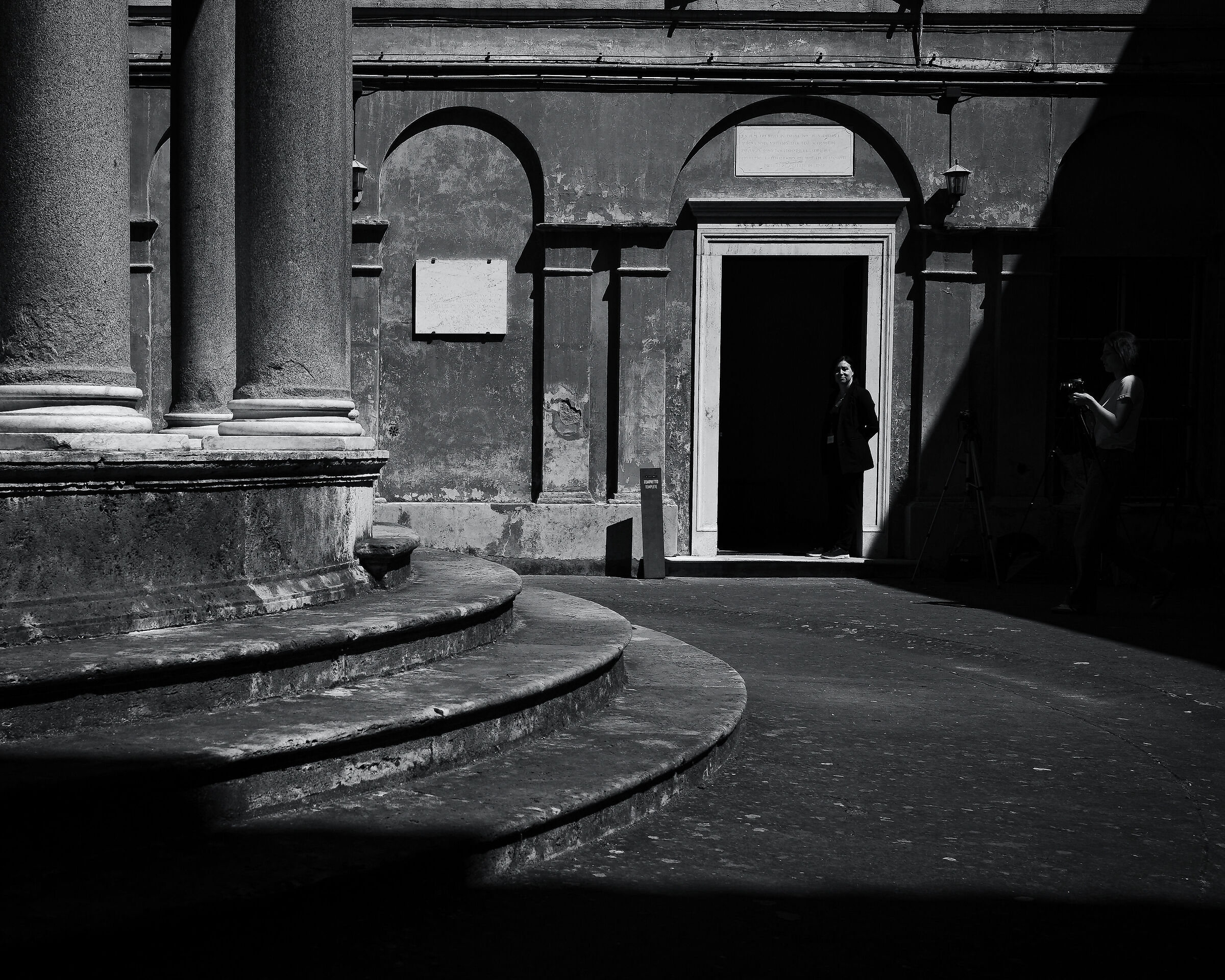 Refreshment in the shadow of Bramante's Temple