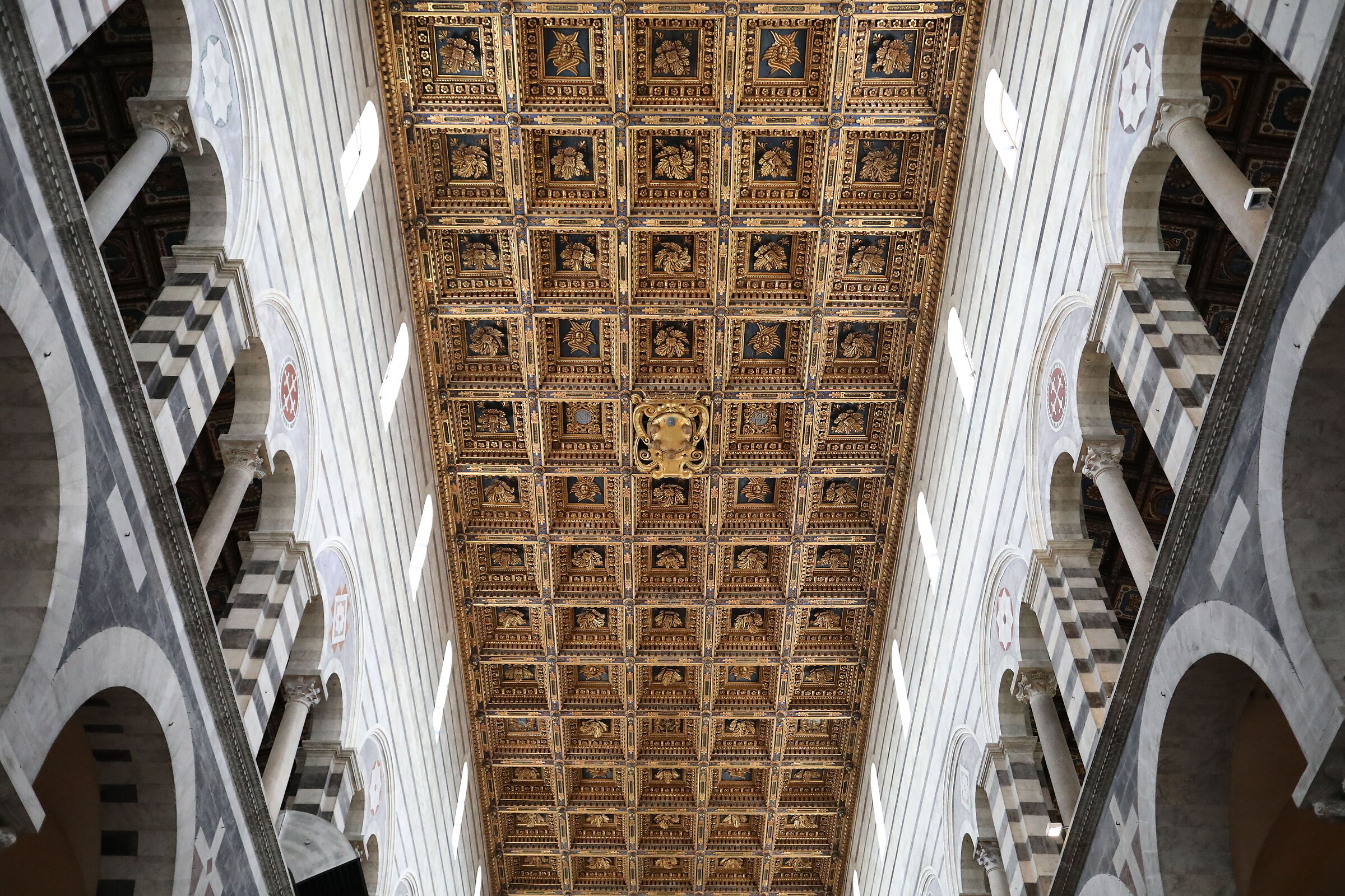 " ISO 6 Thousand 400 " Canon 5 D IV-35, F. 2 IS USM