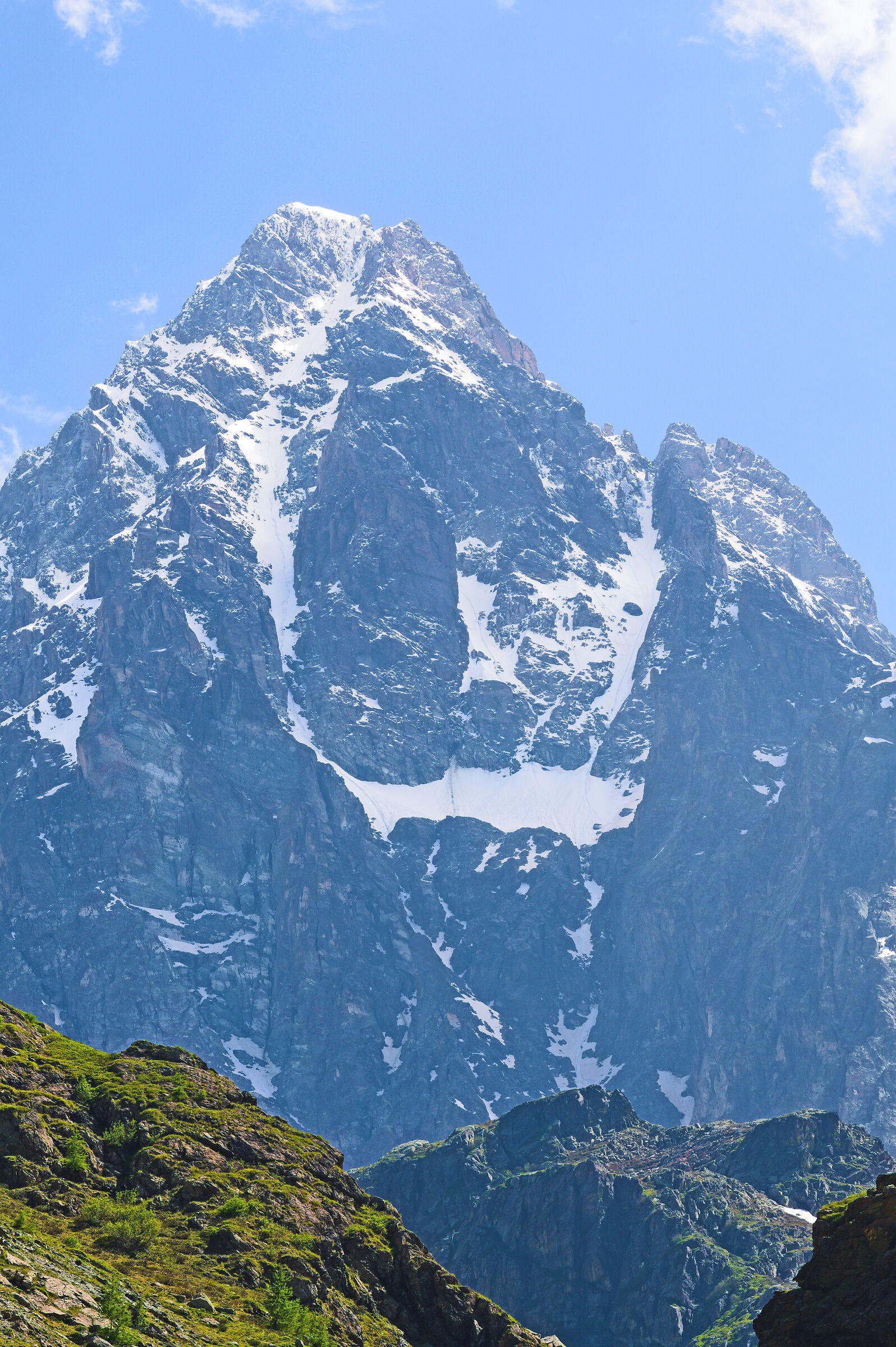 L'imponente parete nord del Monviso...