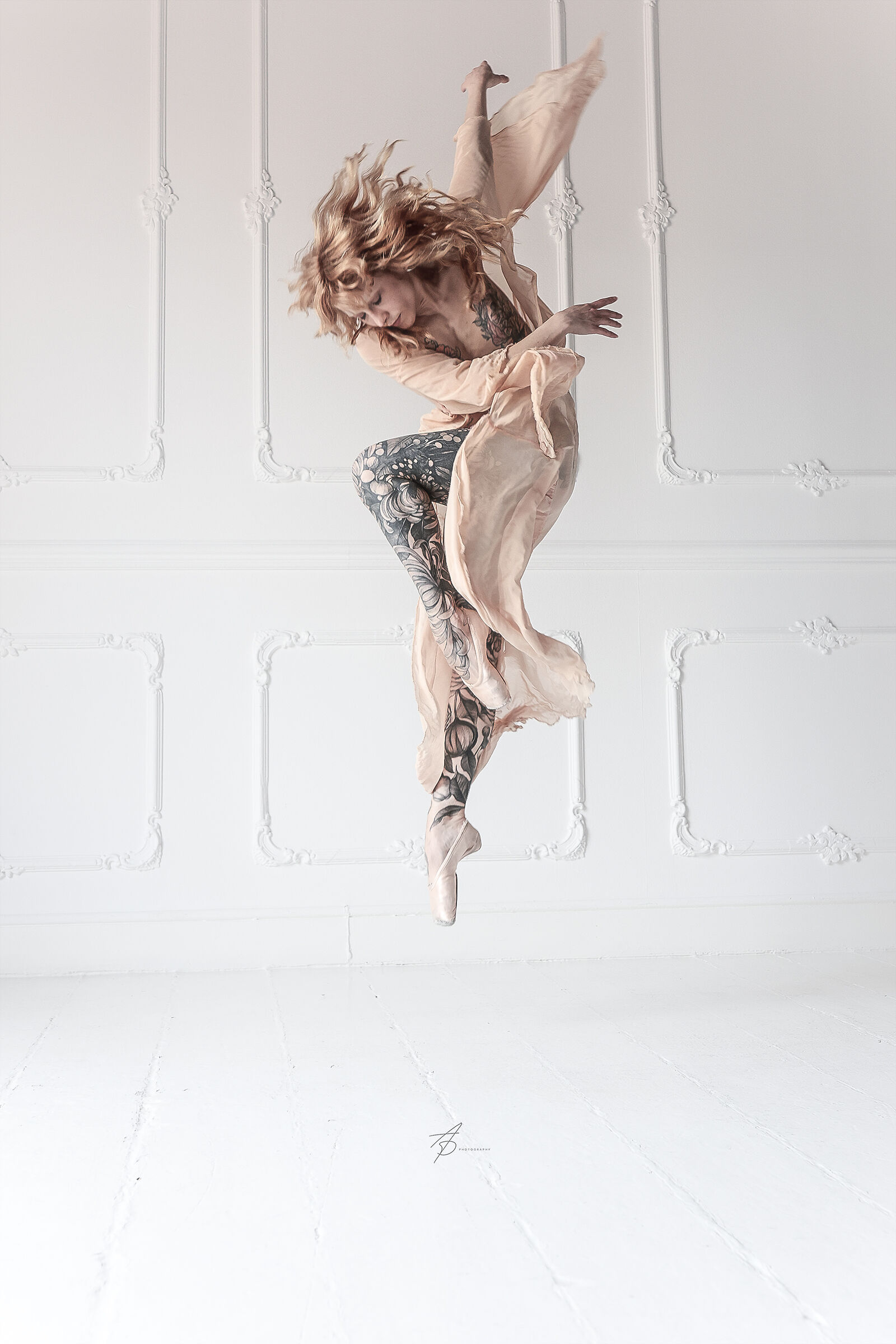 Suspended halfway between fantasy and reality