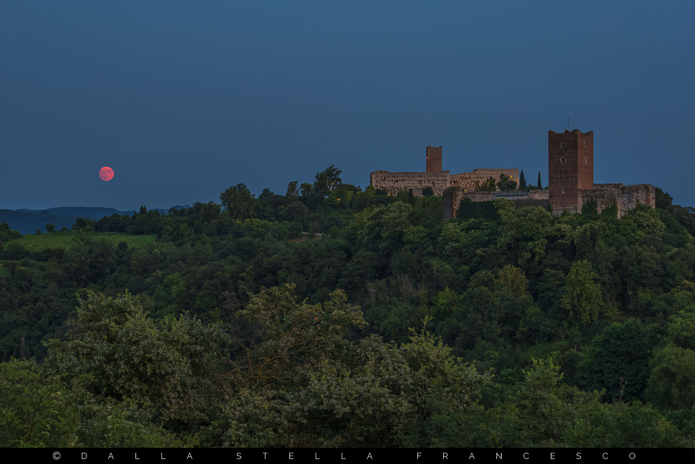 Full moon of the deer over the castles of Montecchia