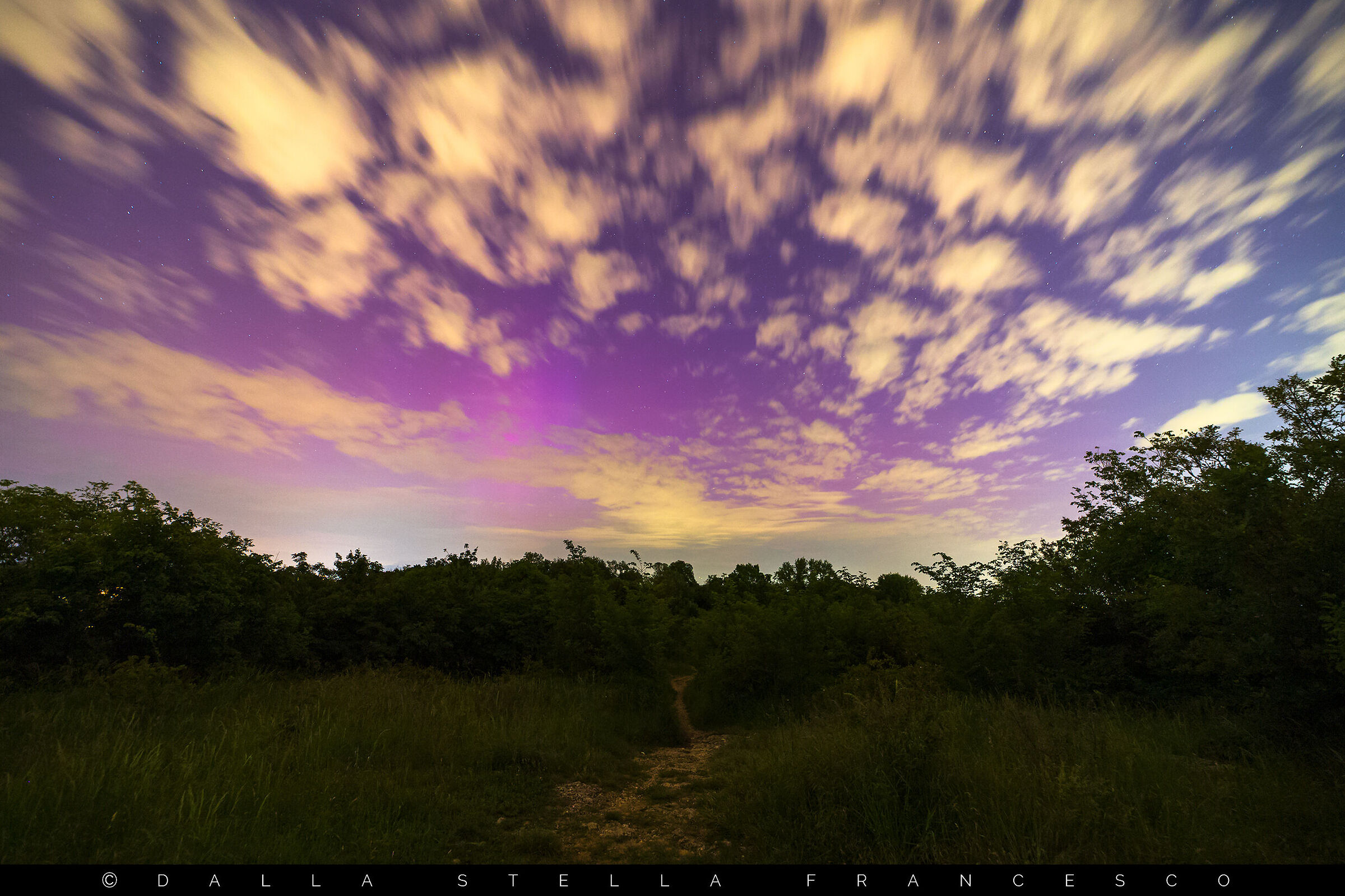 Aurora boreale su Montecchio Maggiore