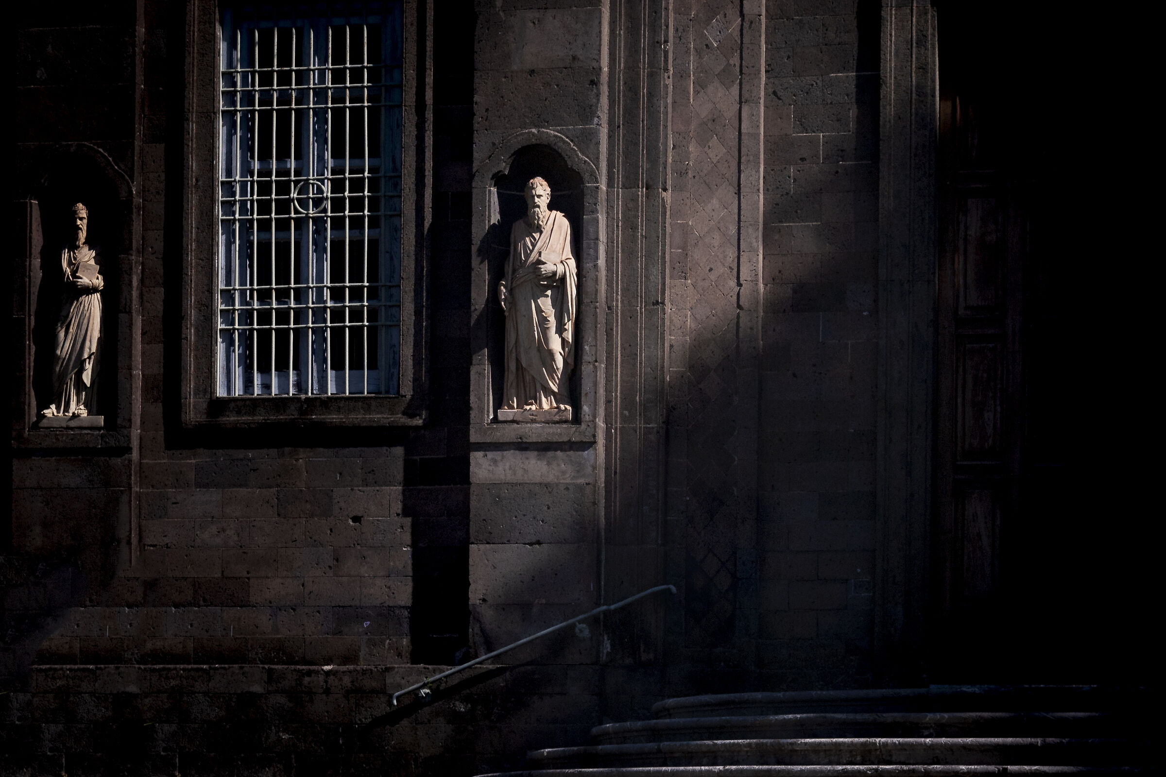 Glimpses of light and closed diaphragm.