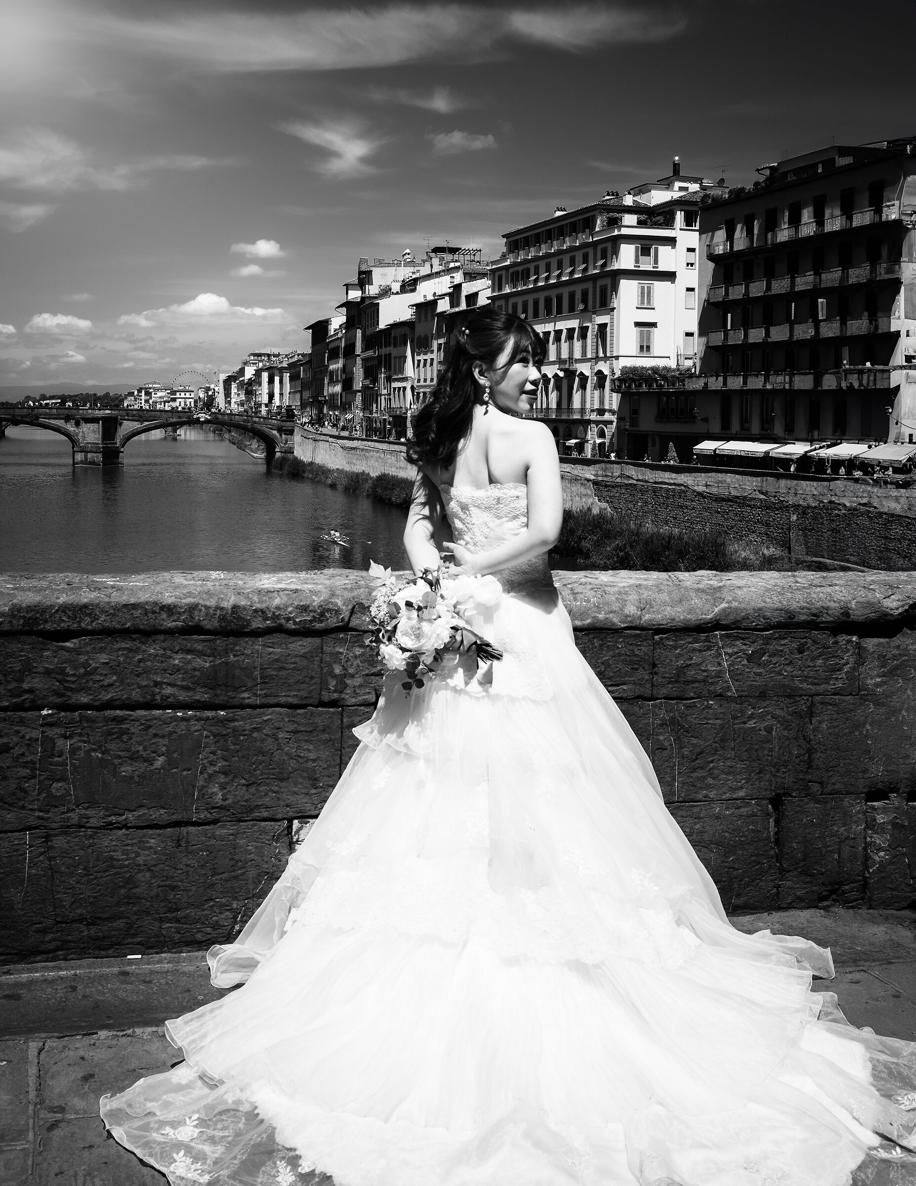 Si vestì dell'abito da sposa come un fior avrebbe...