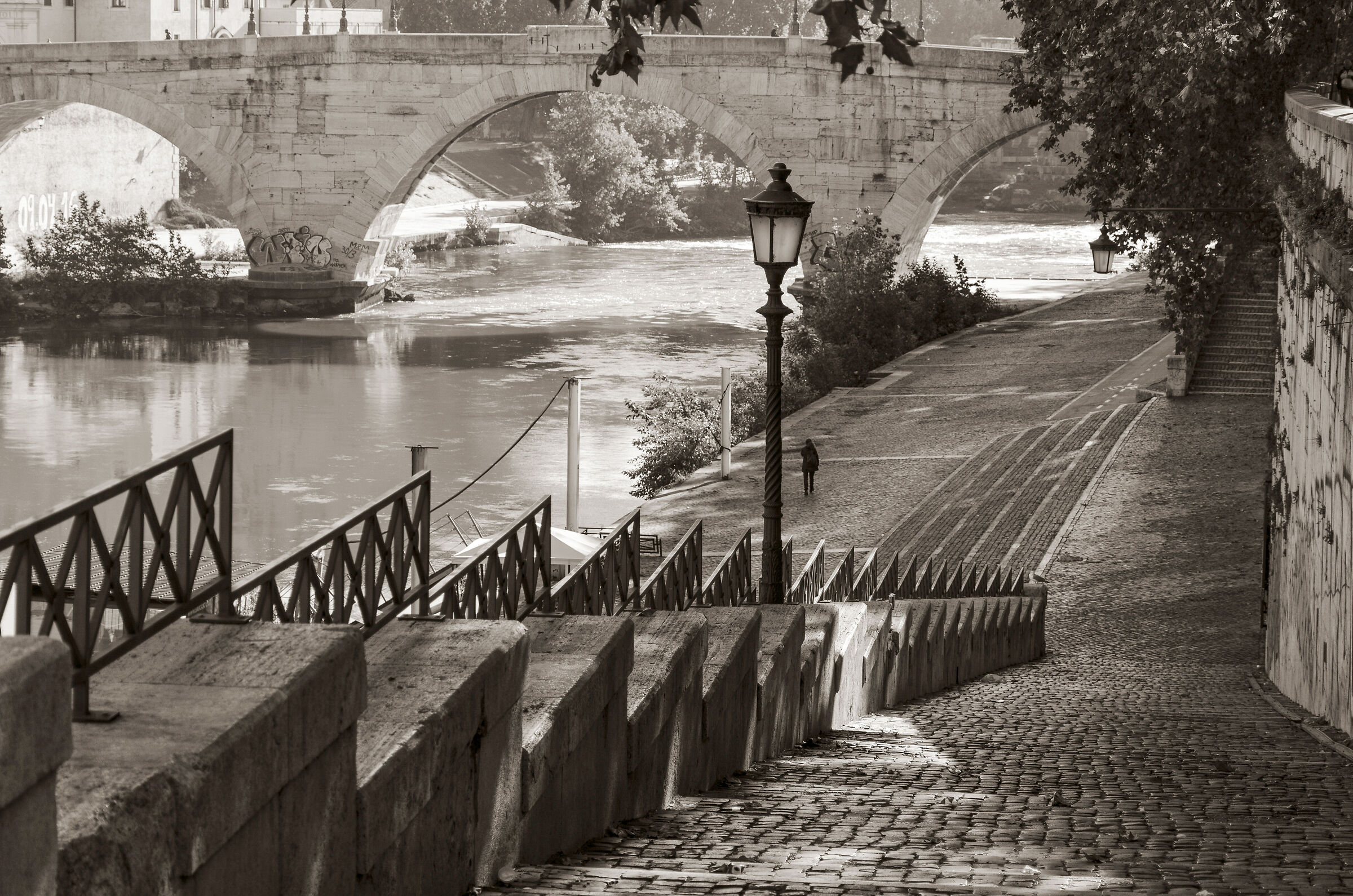 ... and along the Tiber that went slowly slowly...