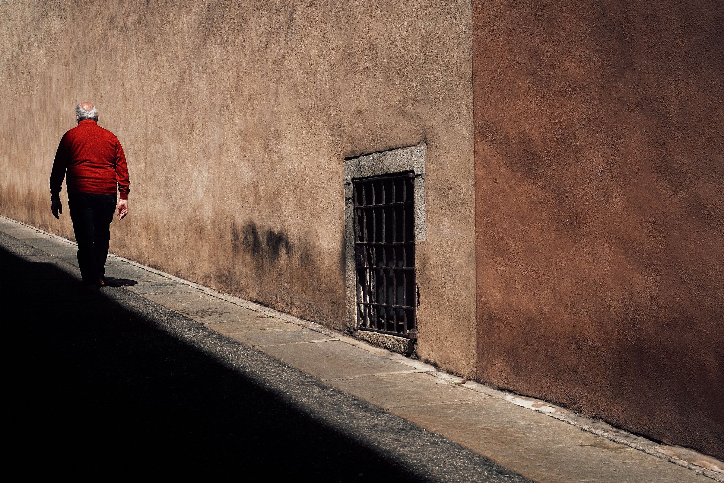 Elderly man in red in Brescia