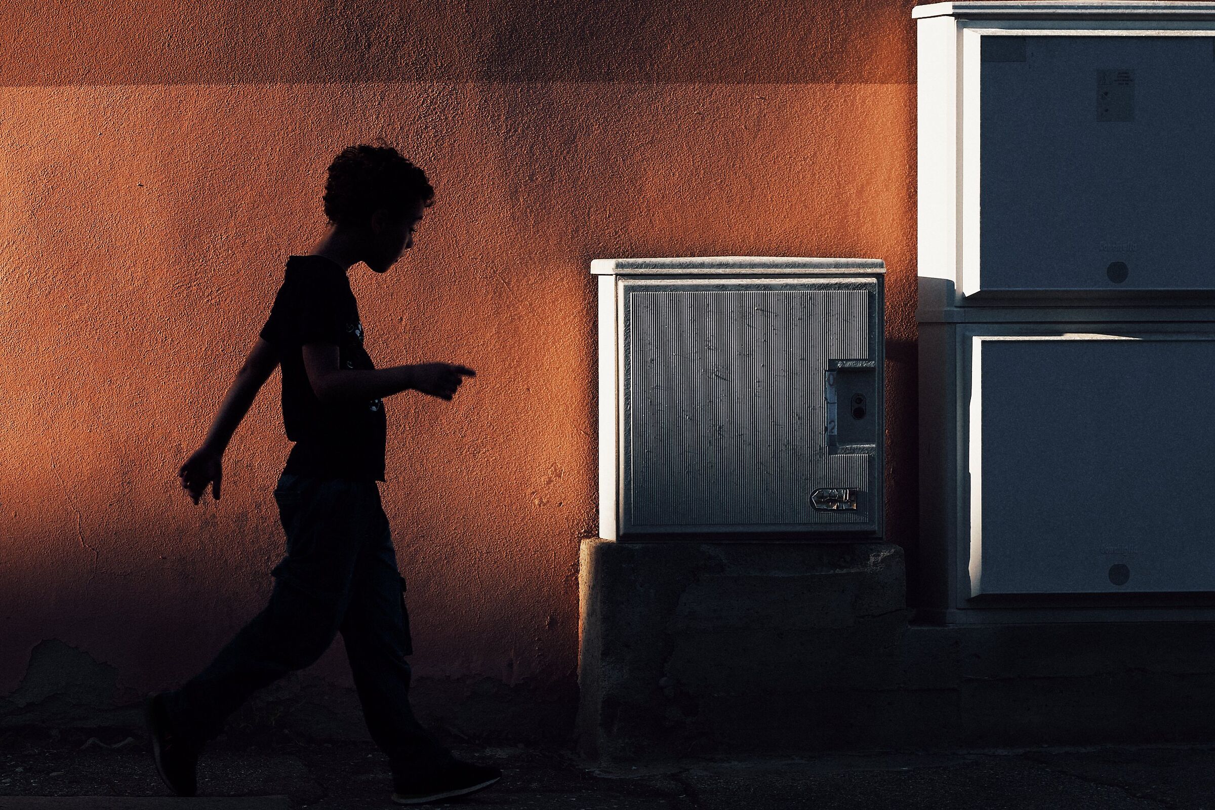 Bambino in strada al tramonto