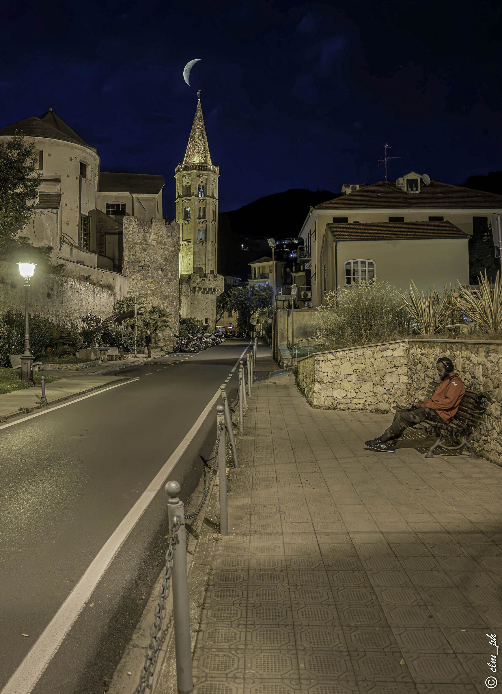 An evening at the Final Borgo walking with the zFc 16/50