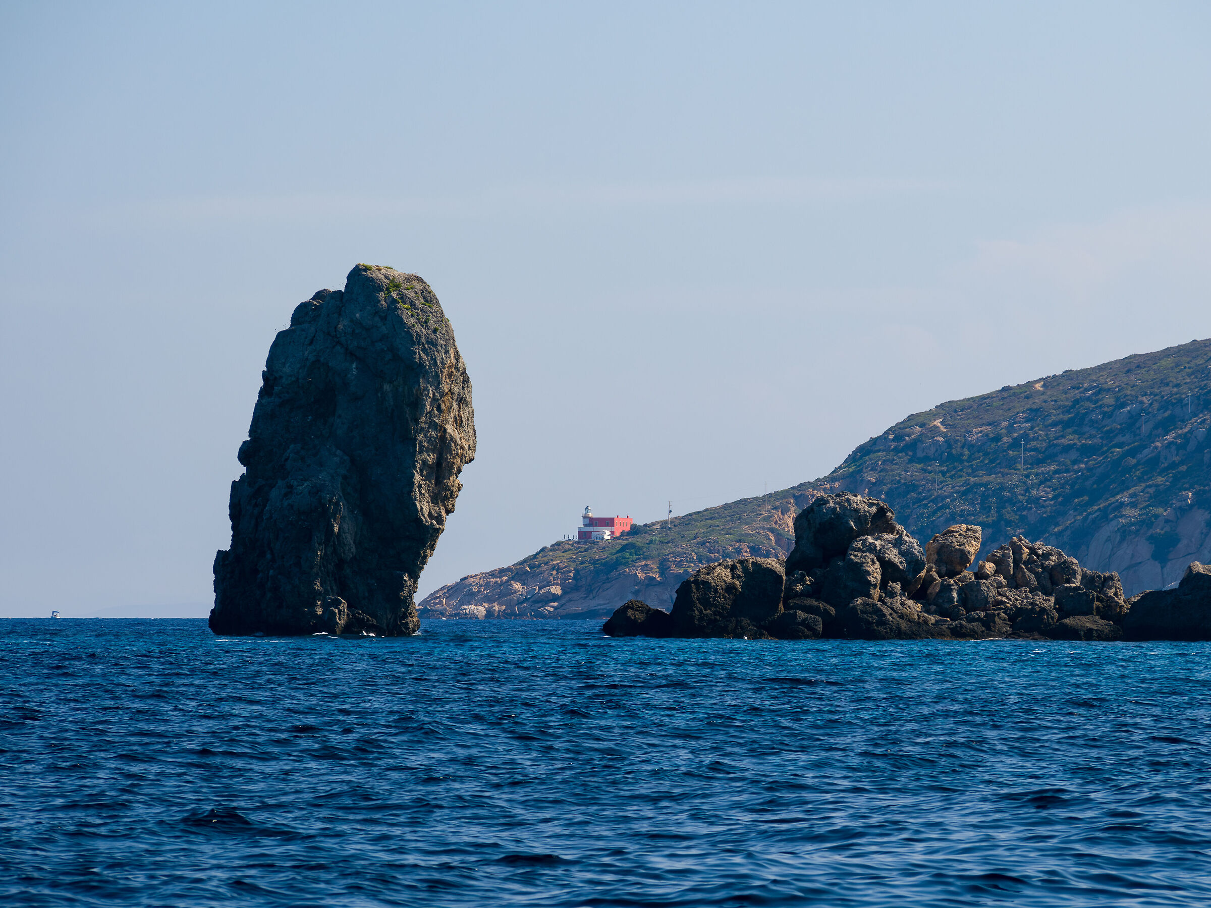 Faraglione del Giglio ed il faro di punta Fenaio
