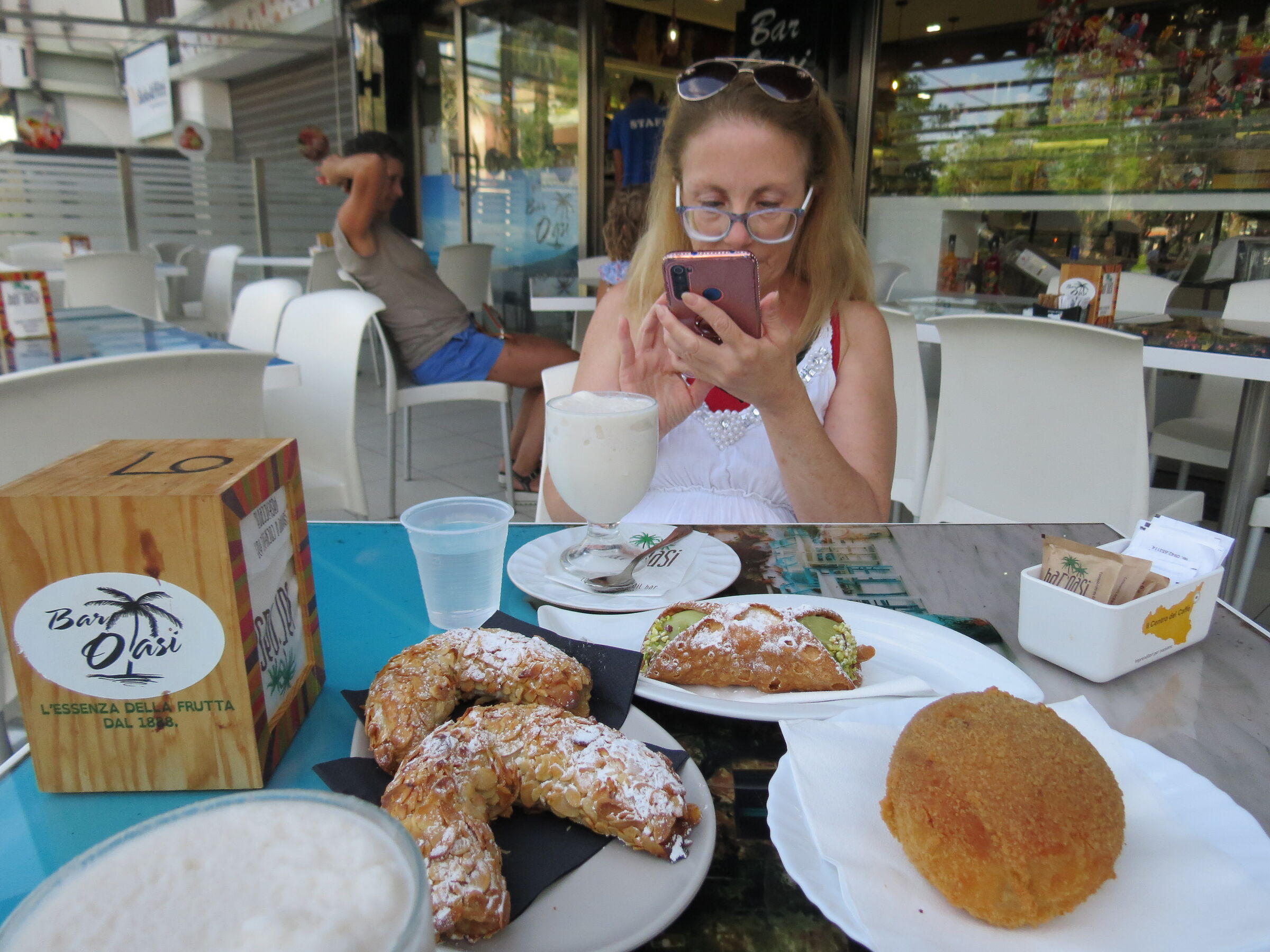 h,07.30 Breakfast in Taormina