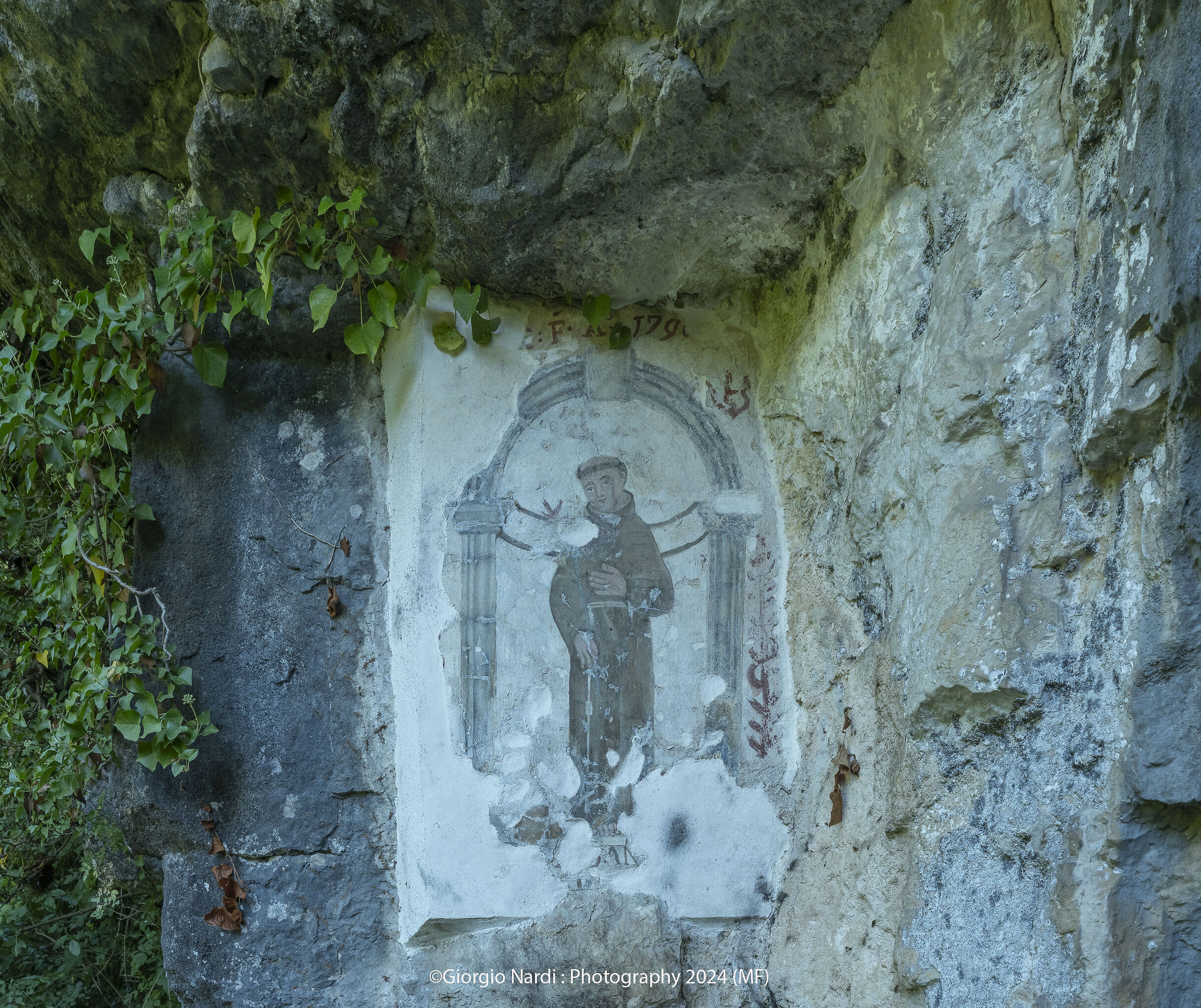 Affresco votivo fine 700 su roccia in alta valle