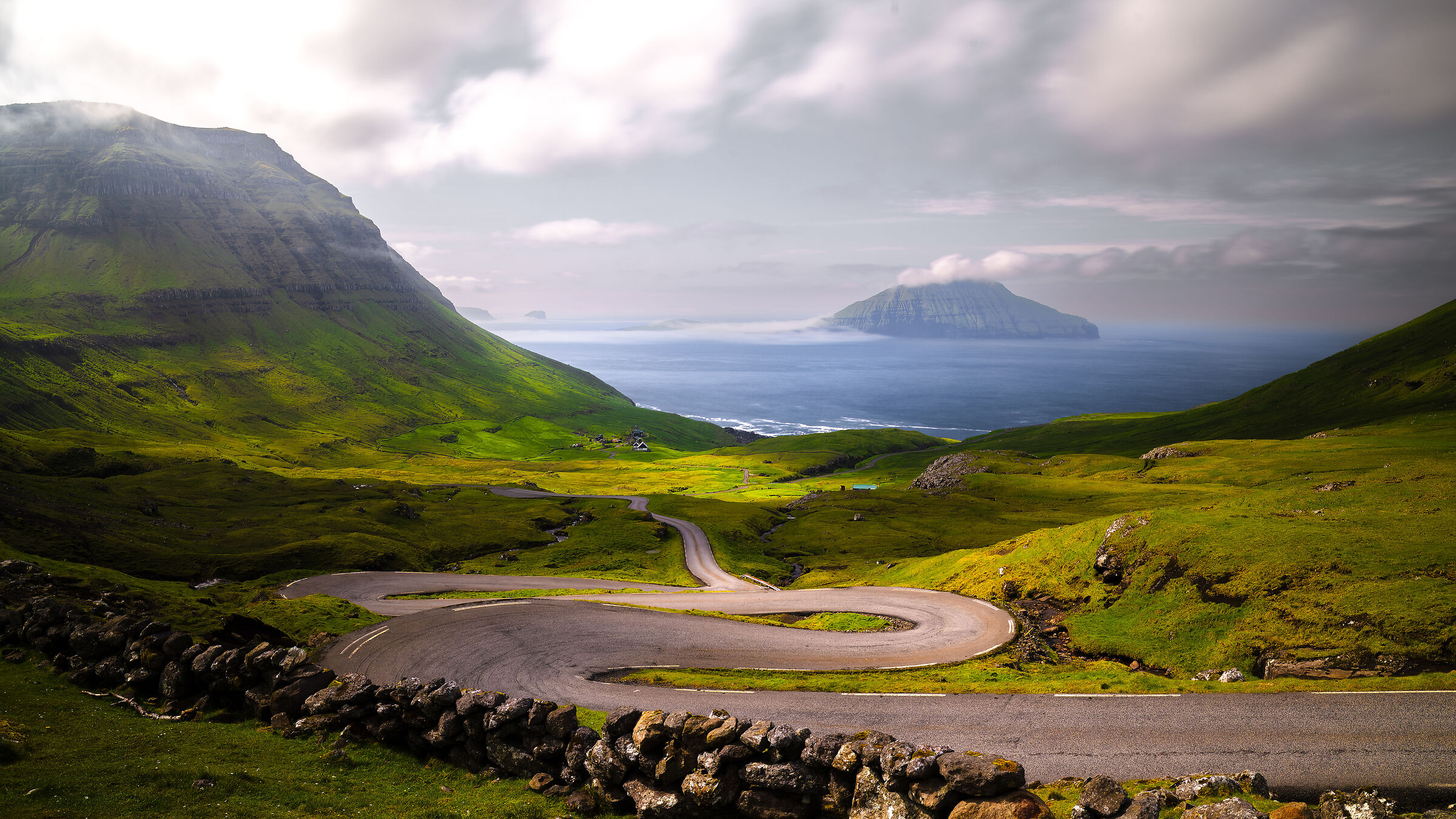 Winding road nr Thorshavn