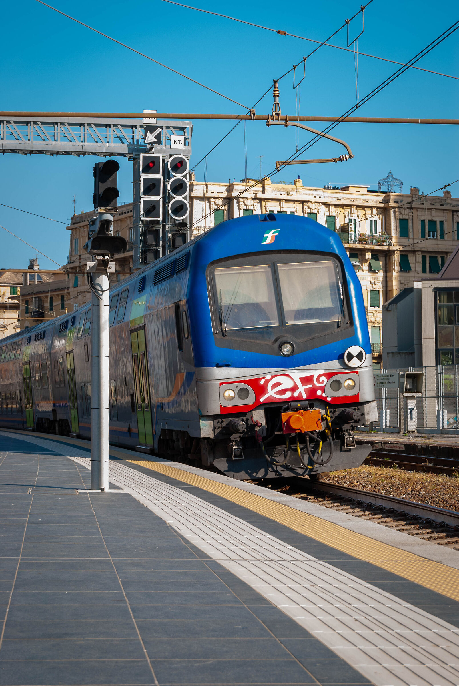 Treno che entra in stazione