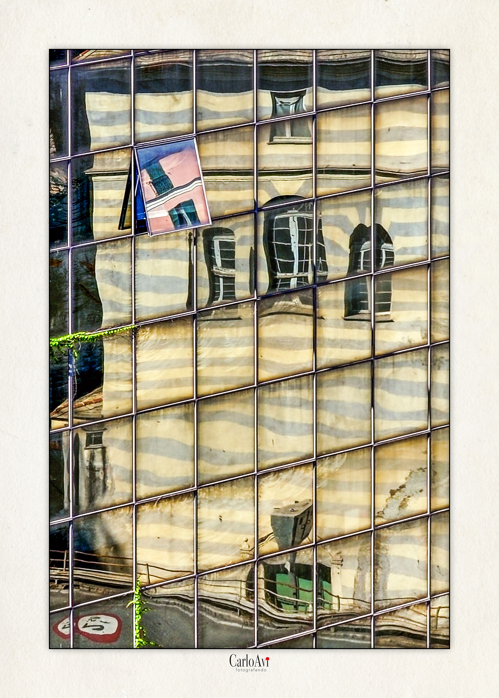 una finestra aperta ...riflessi sul vetro