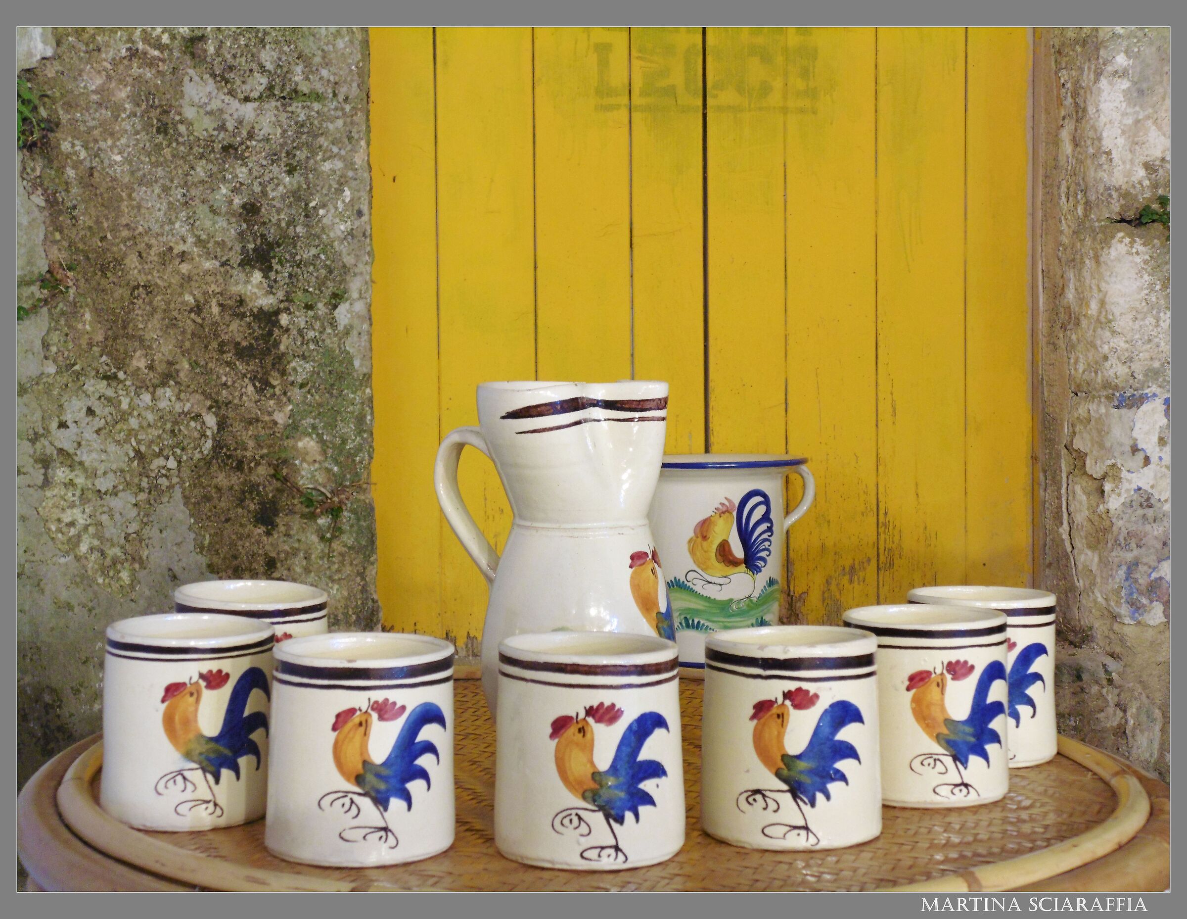 detail of Salento ceramics: the rooster