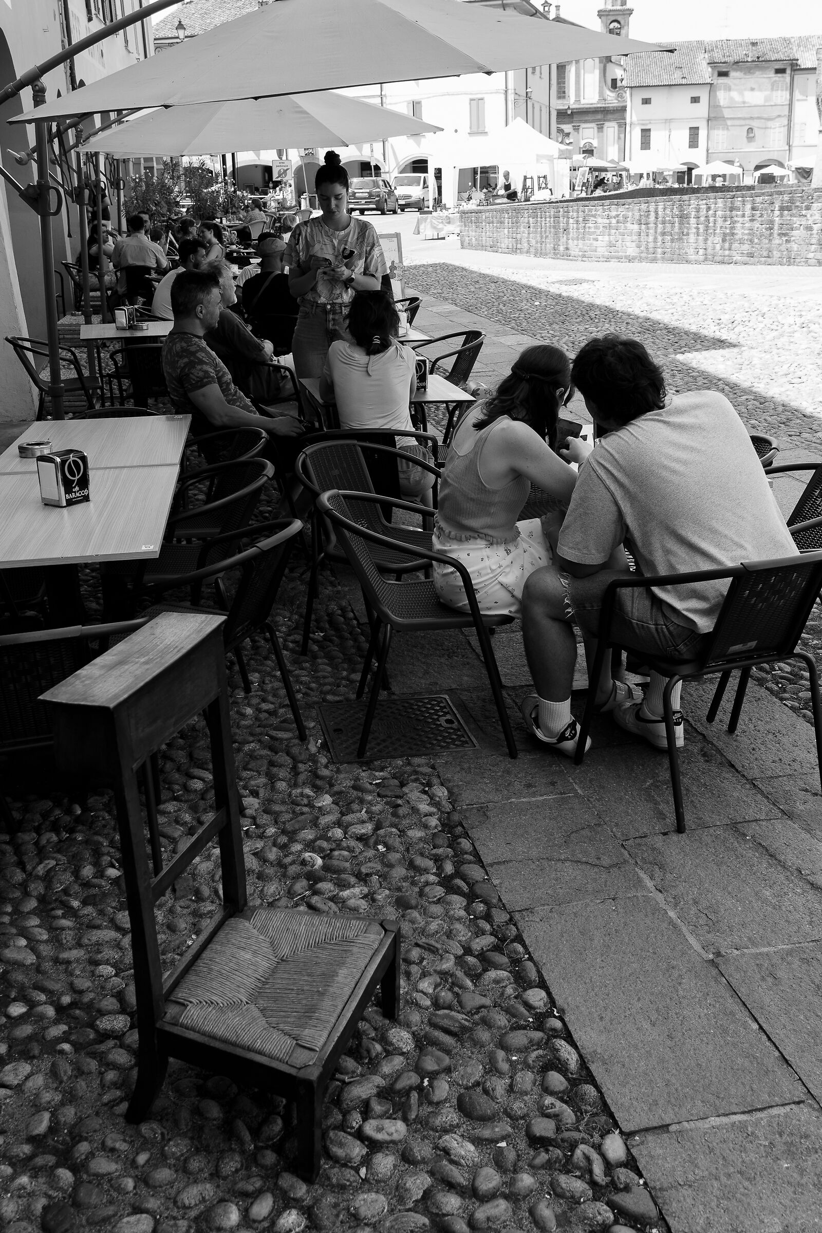 Kneeler and aperitif