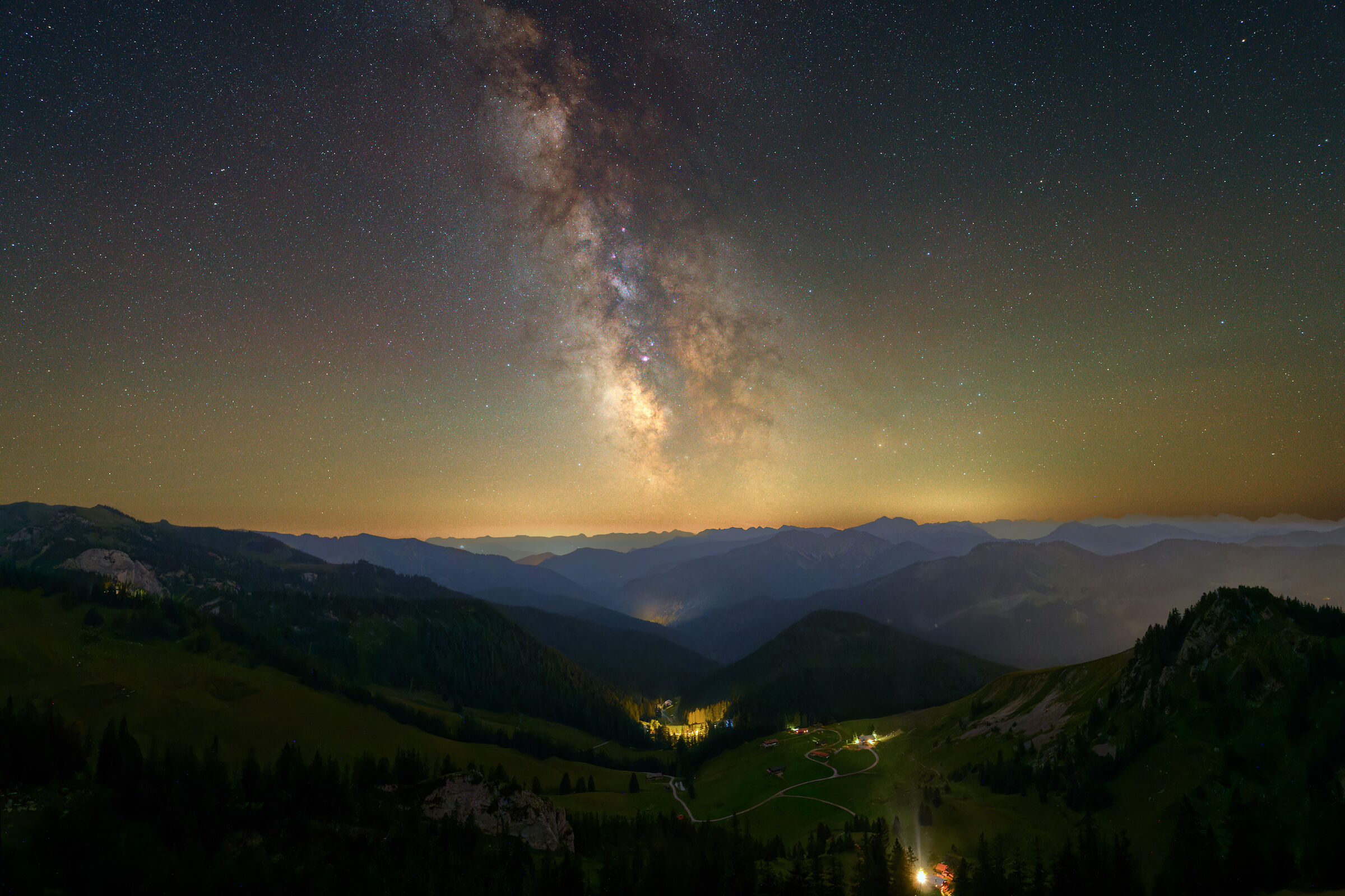 Il cielo notturno sopra le Alpi bavaresi