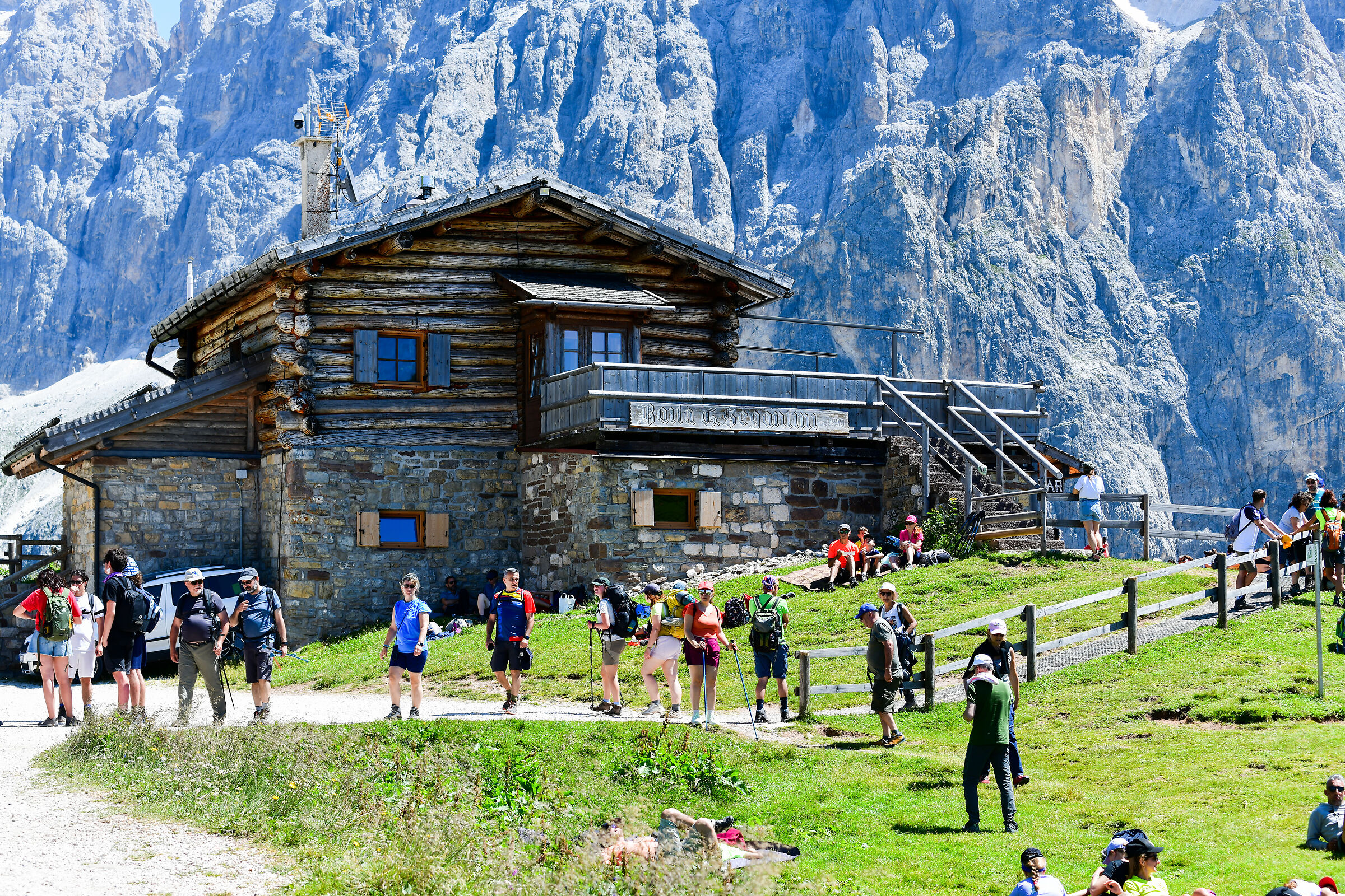 Baita Segantini sotto le Pale di S.Martino-Passo Rolle