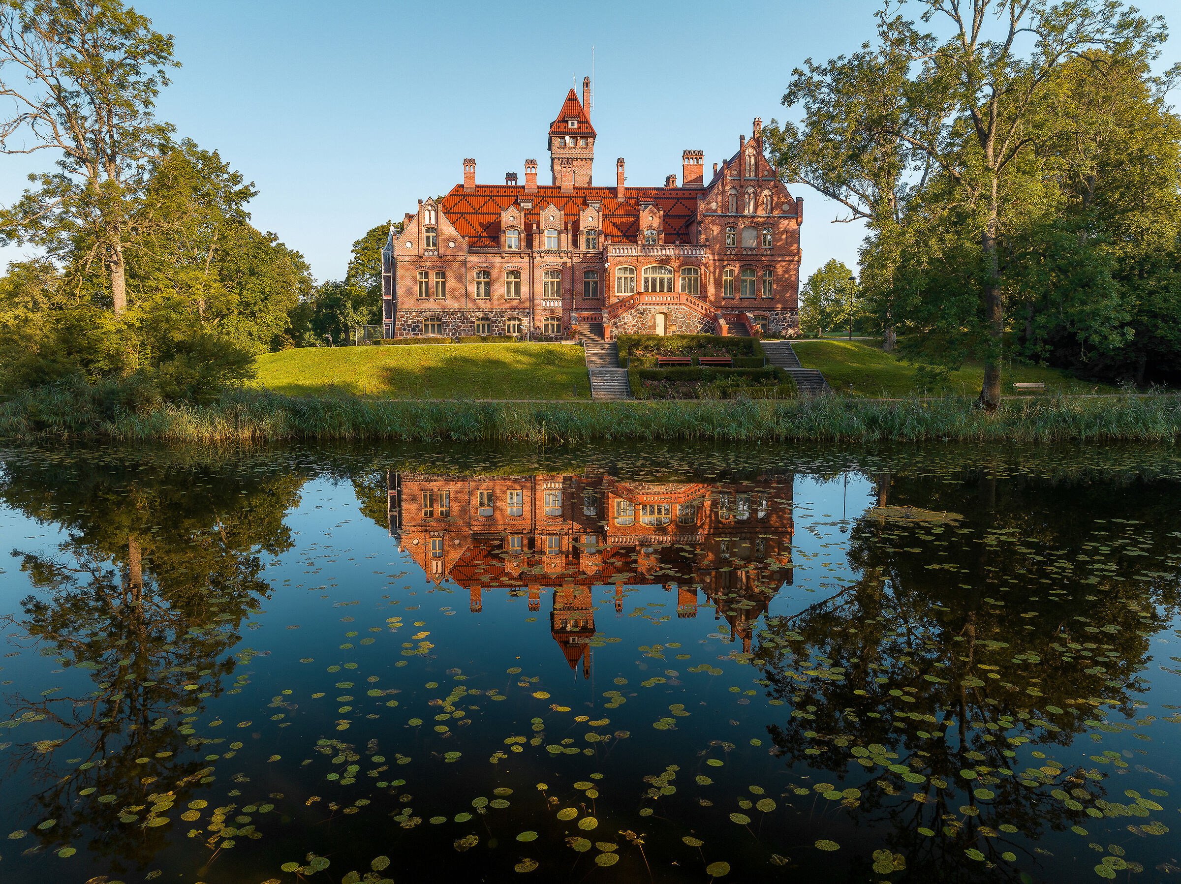 Un maniero in riva al lago