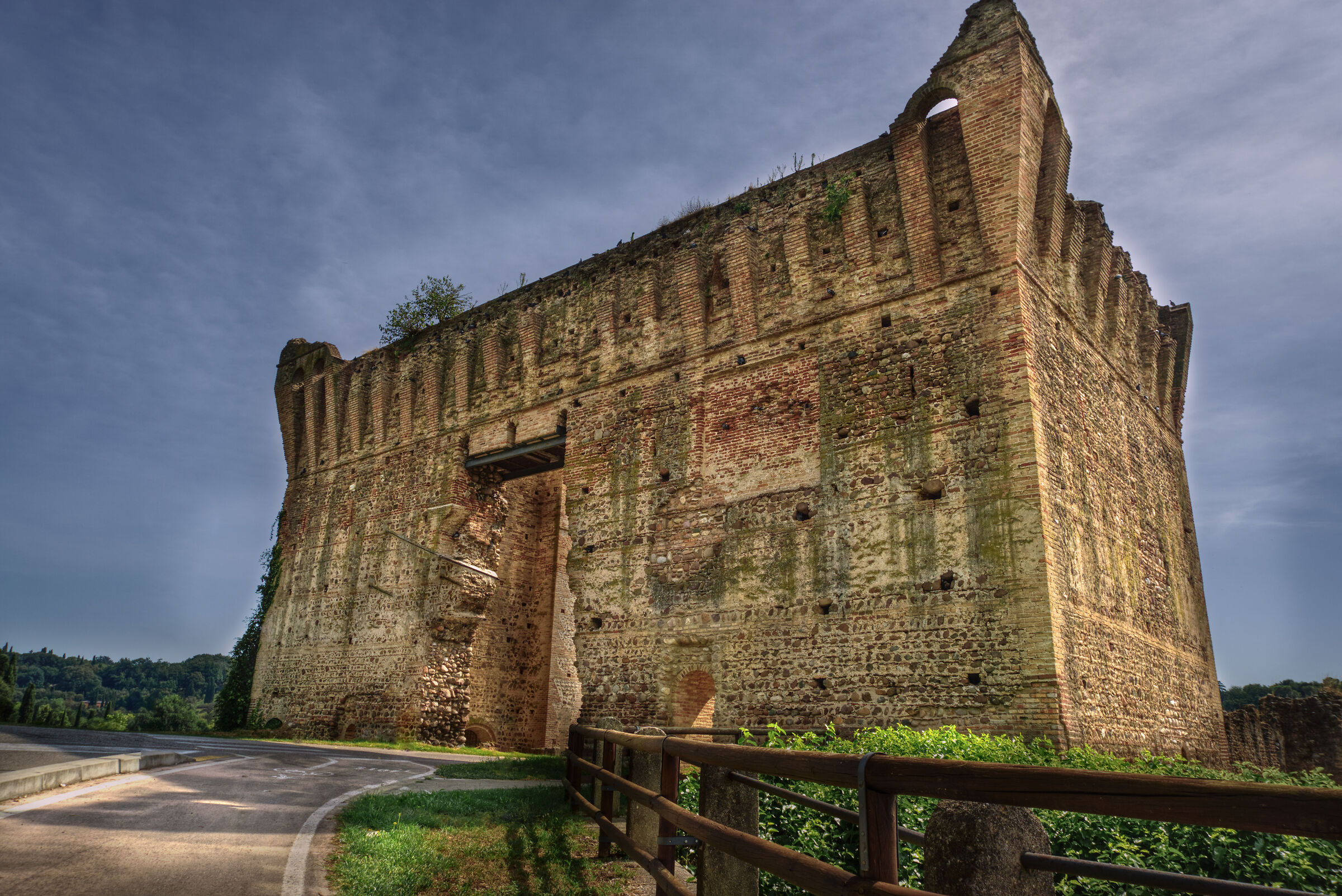 Borghetto - porta del ponte visconteo