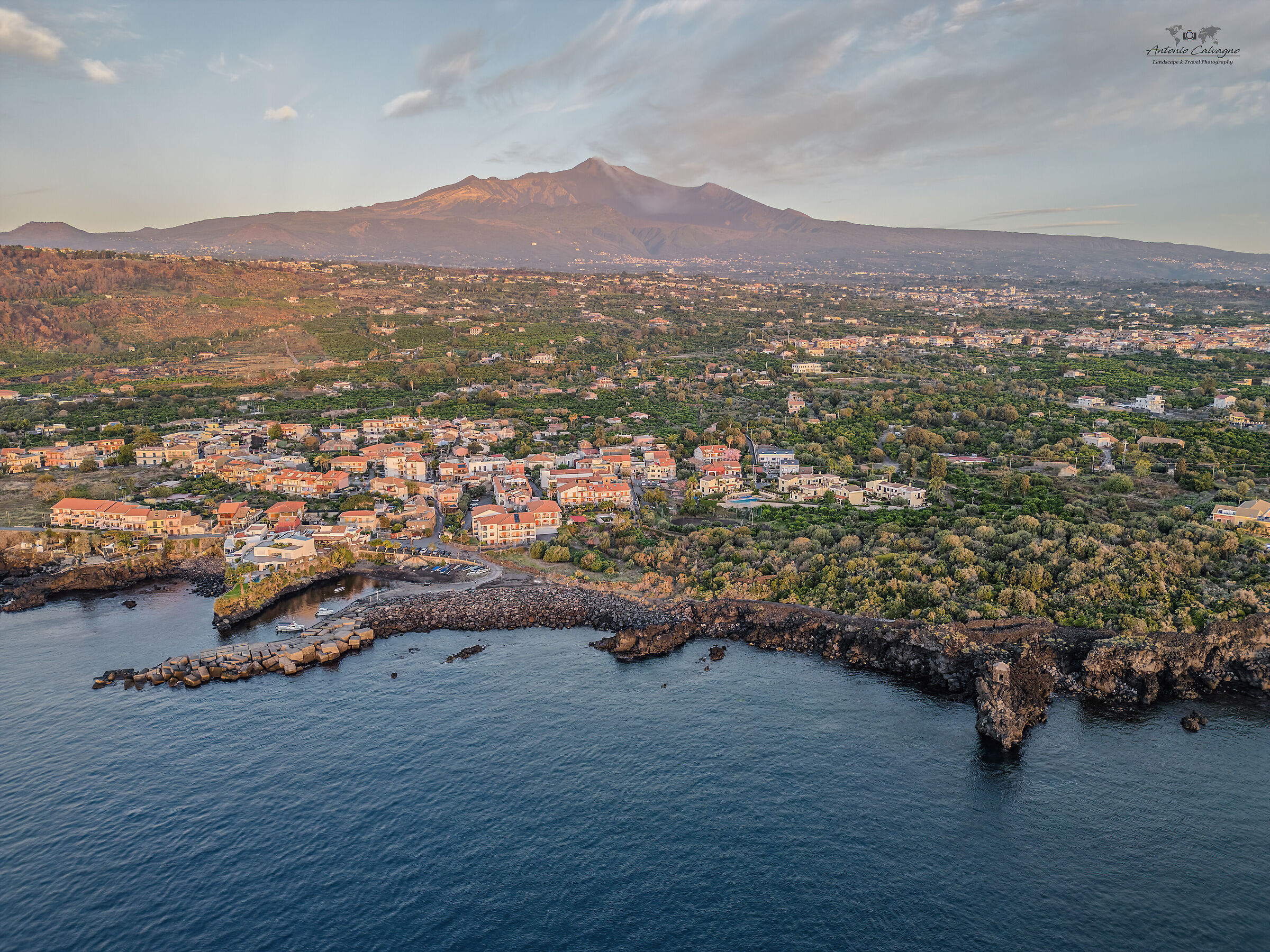 Scalo Pennisi a Santa Tecla ed Etna sullo sfondo