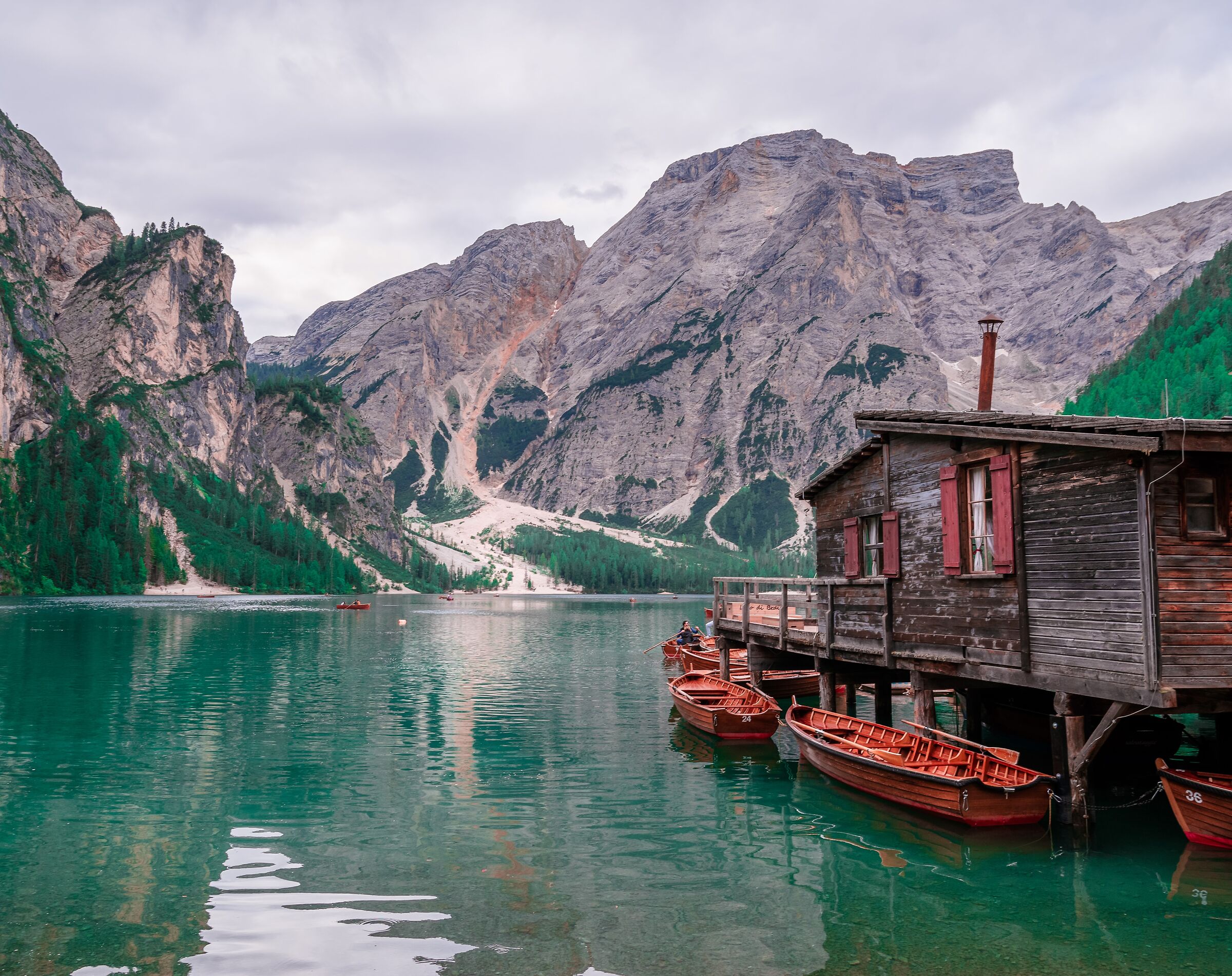 Un anno dopo, Braies resta una cartolina
