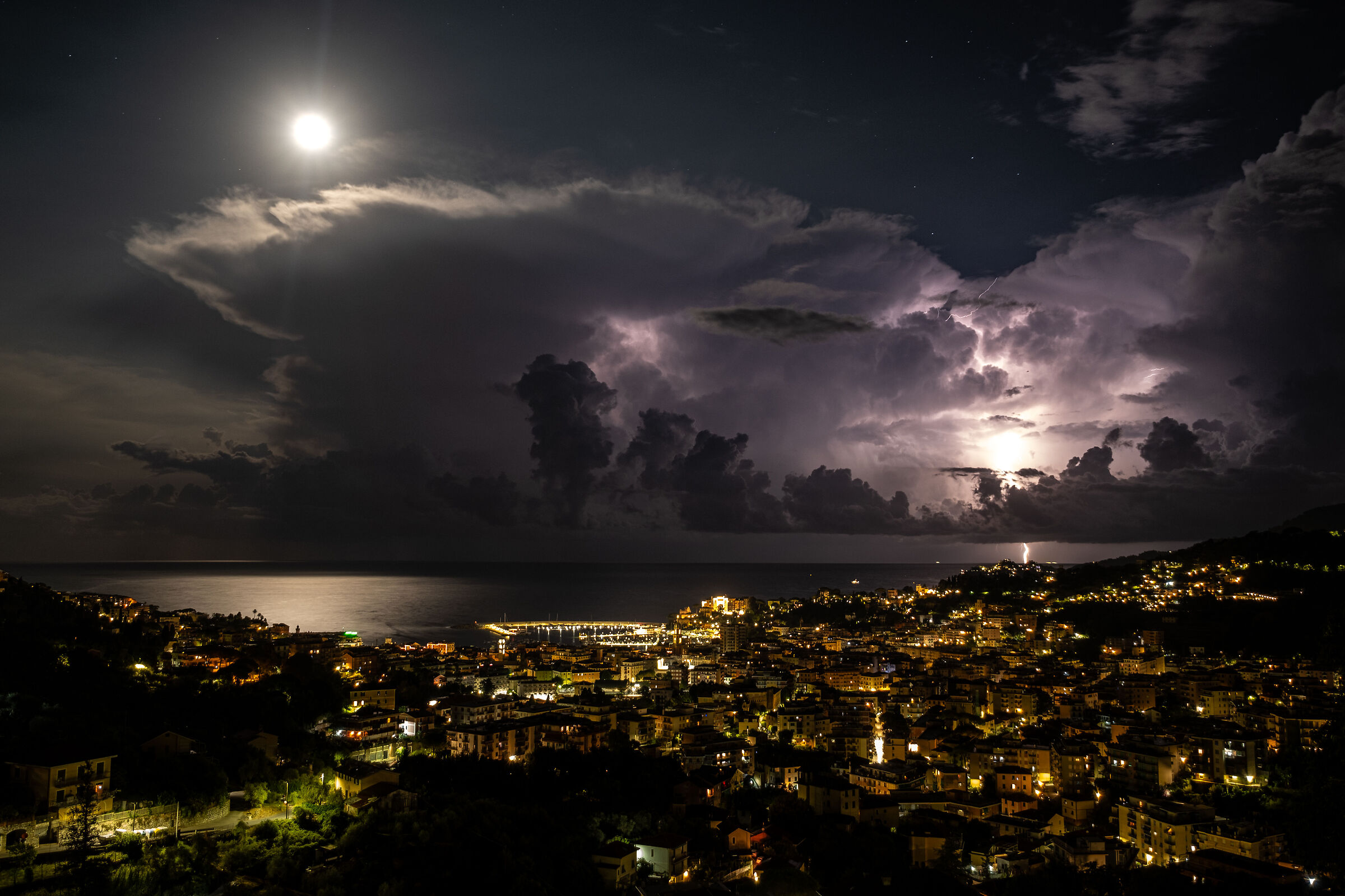 La luna e la tempesta