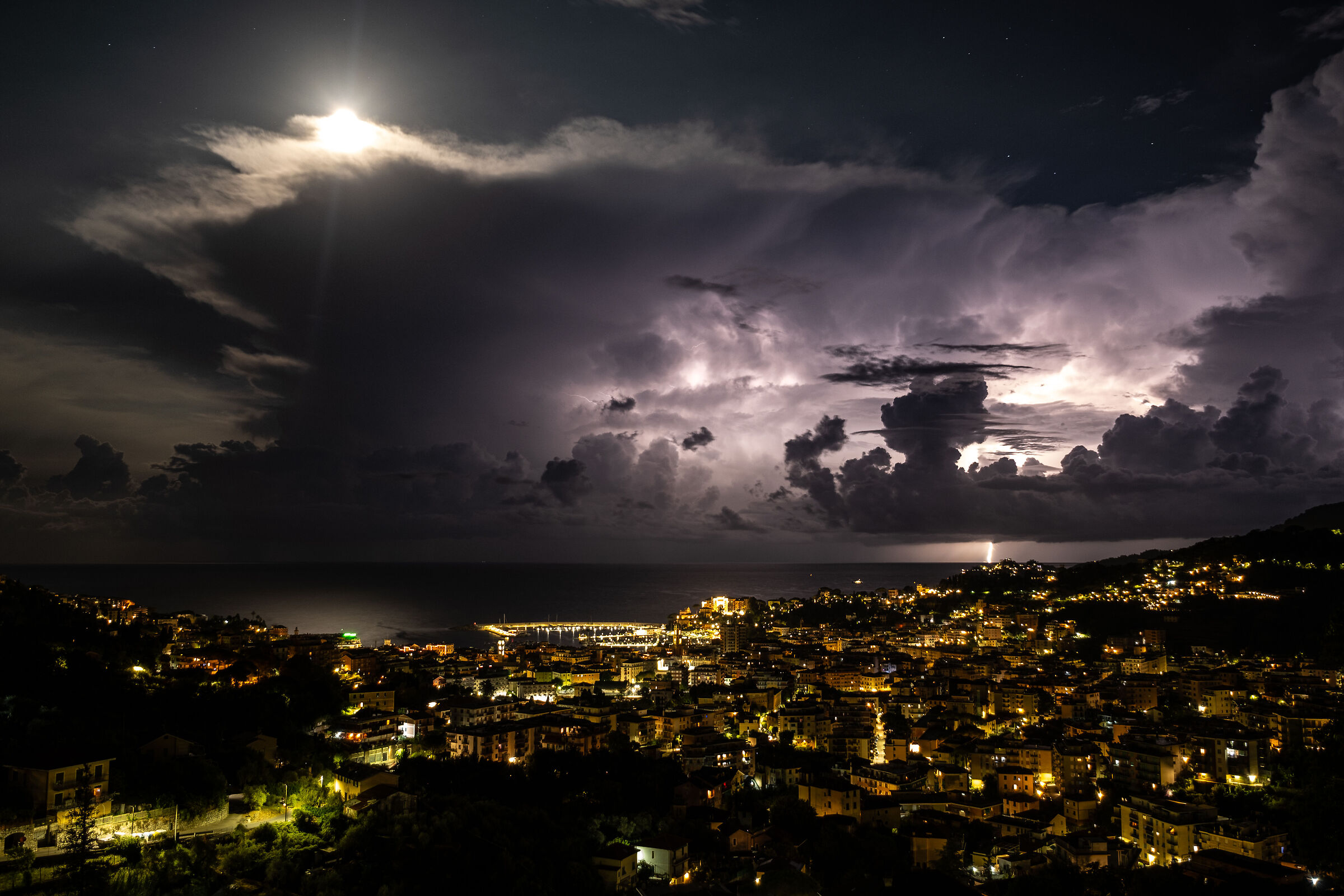 La luna e la tempesta