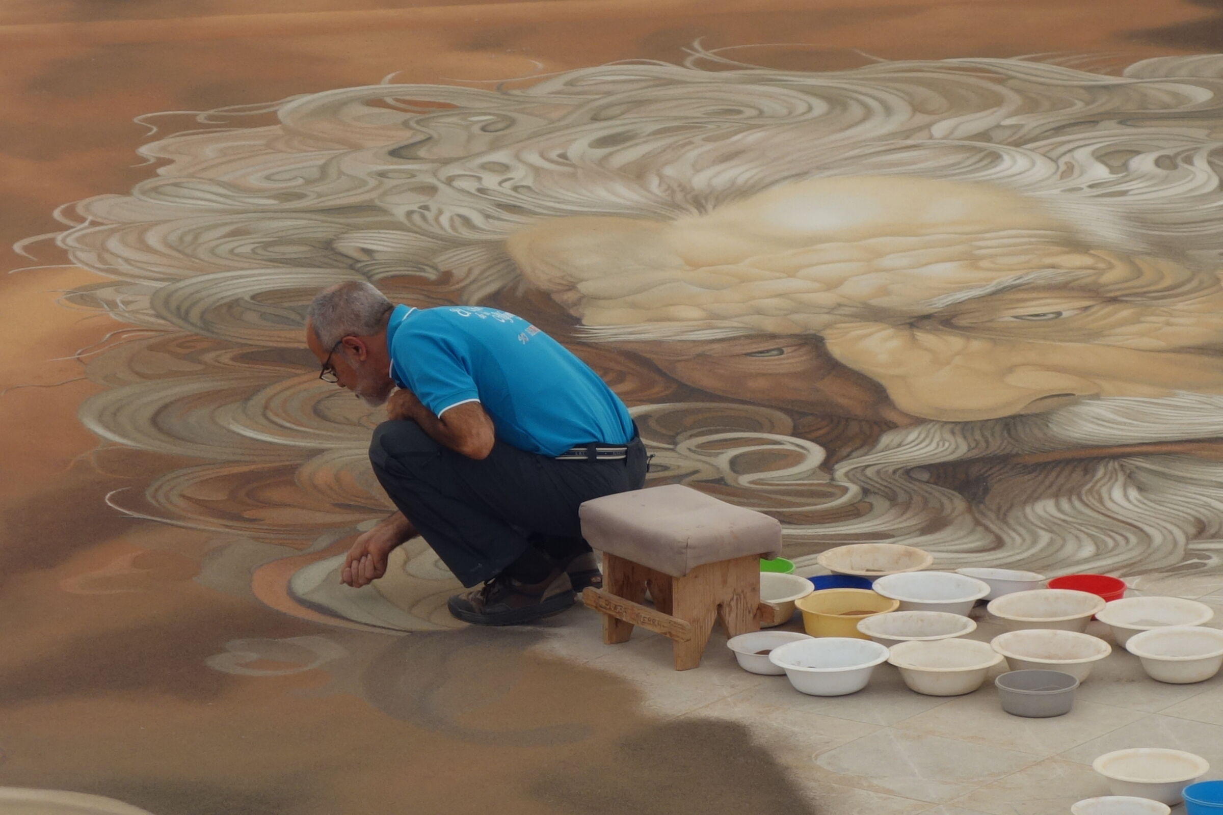 Tenerife. Pentecoste. Decoratore con la sabbia.