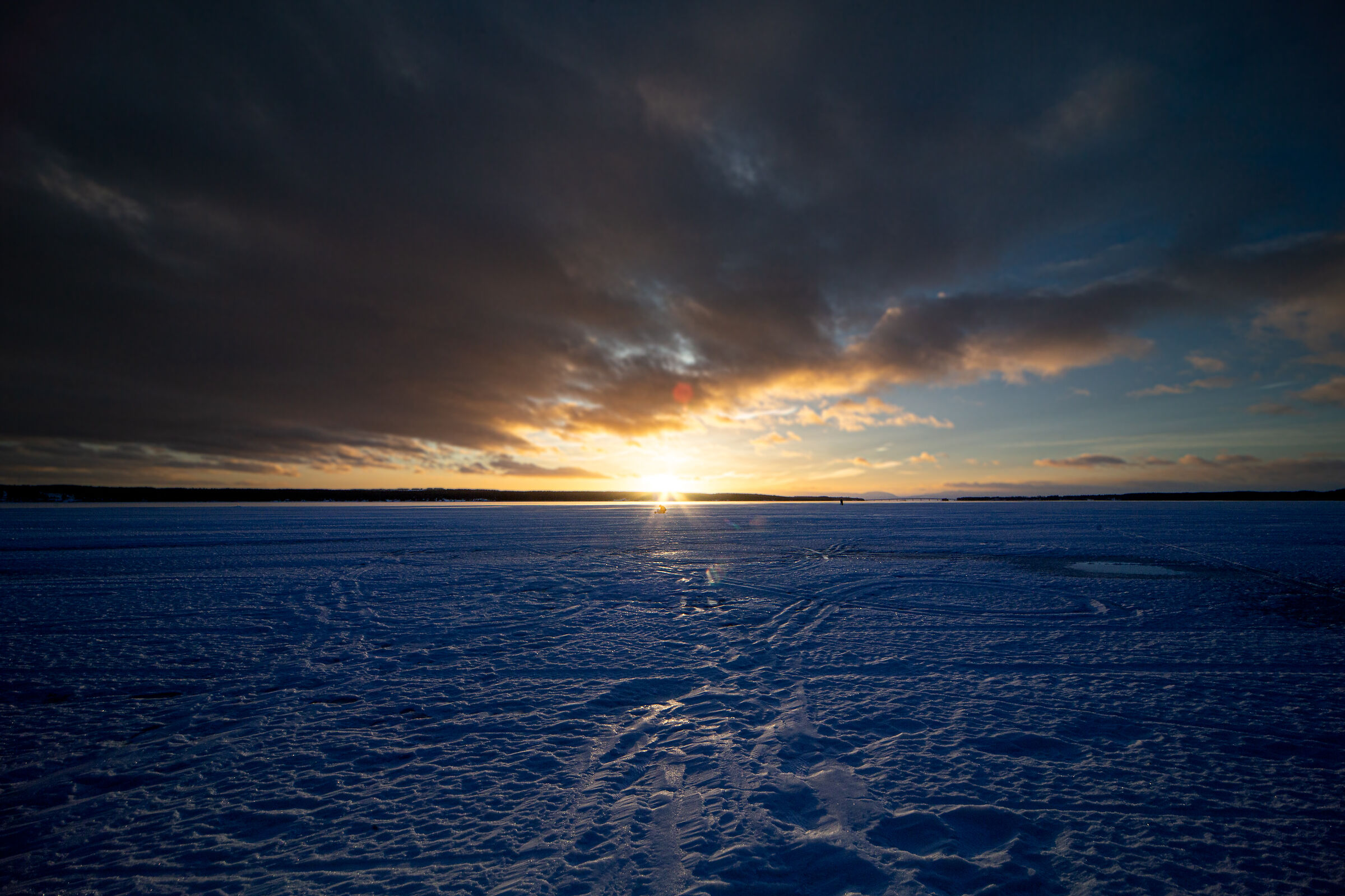 Lago ghiacciato al tramonto