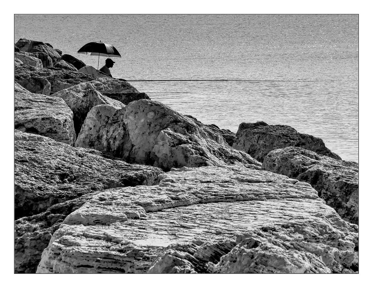 Pescatore sul molo di S. Benedetto d. Tronto