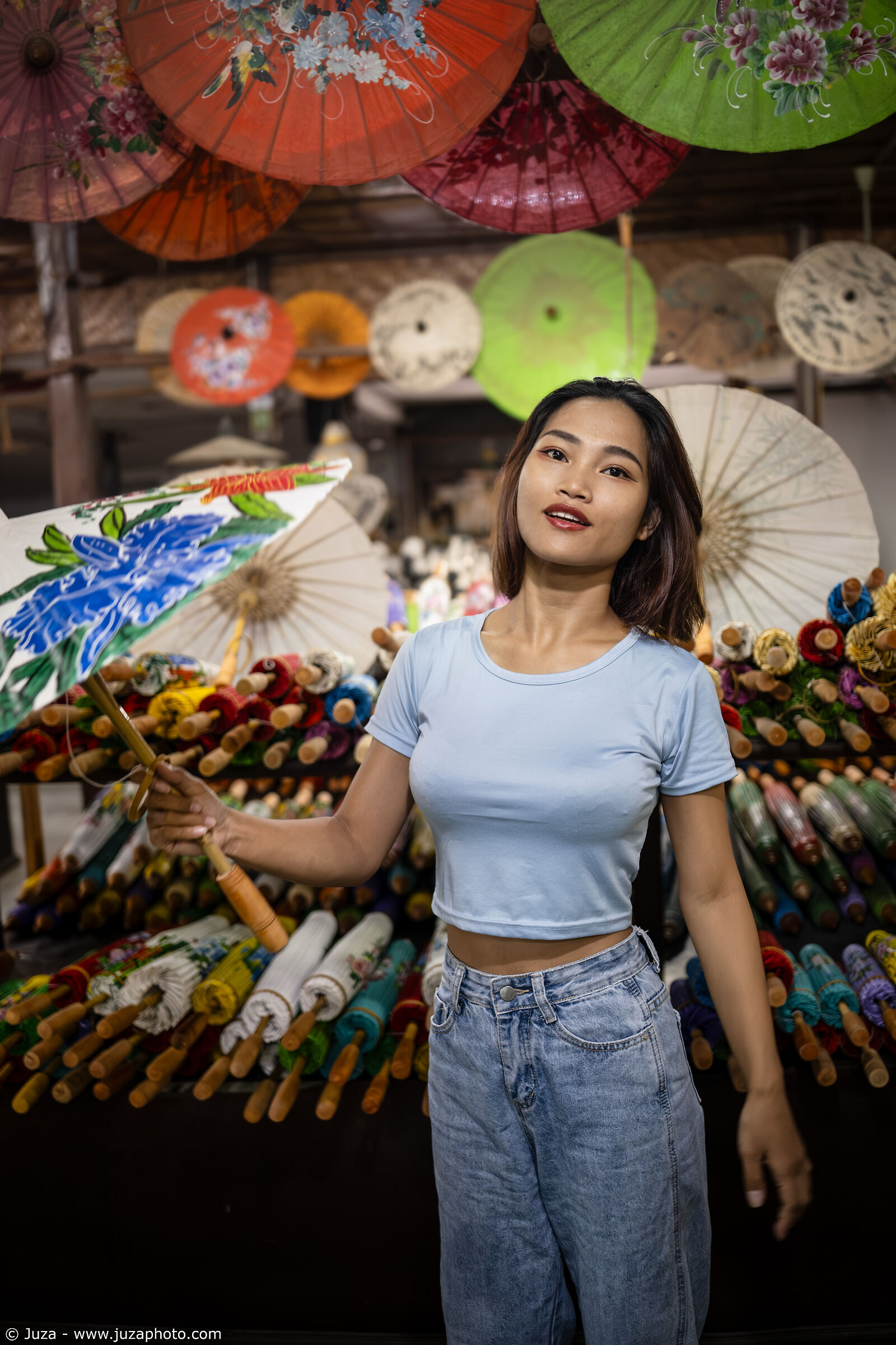 Nittaya tra i colori degli ombrelli