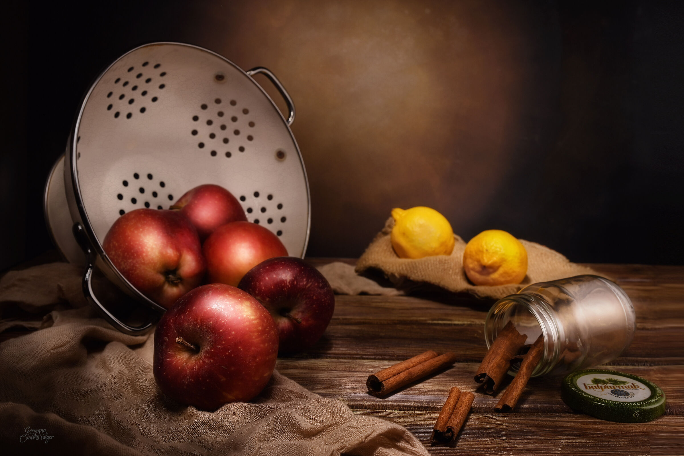 Apples, cinnamon and lemon