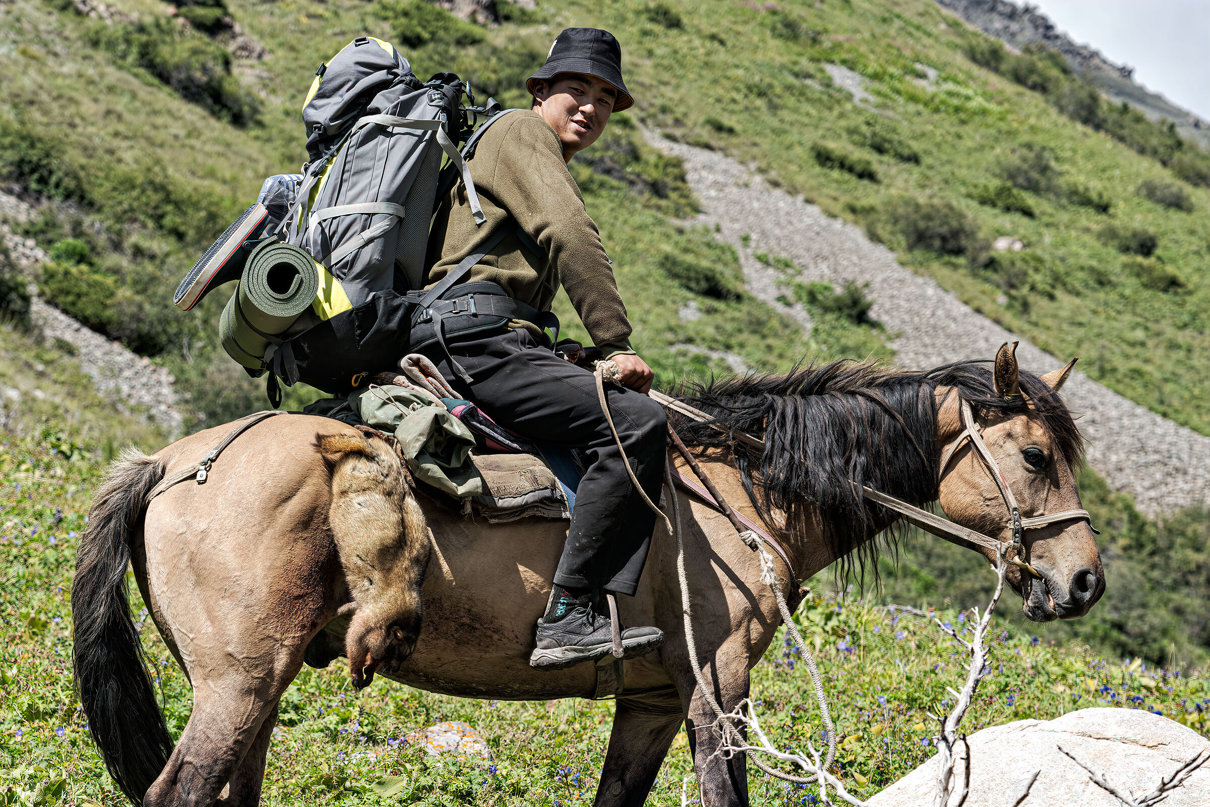 Pastore Kirghiso con preda