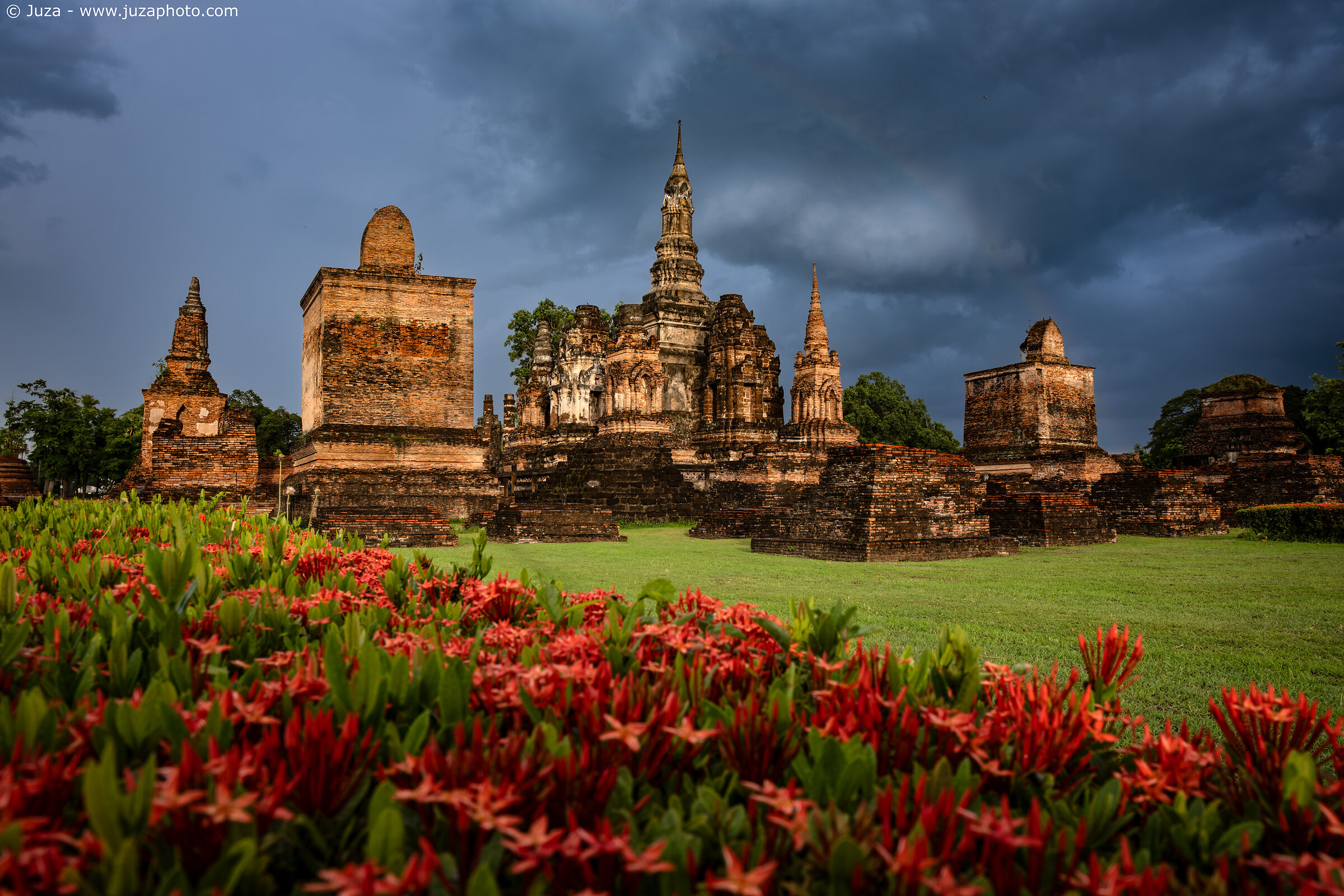 Sukhothai, among ruins and flowers