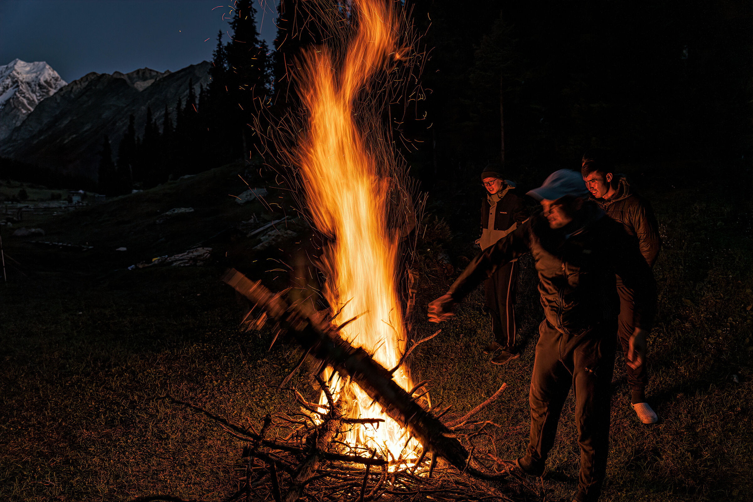 Portatori a Jeti Oguz Gorge Camp
