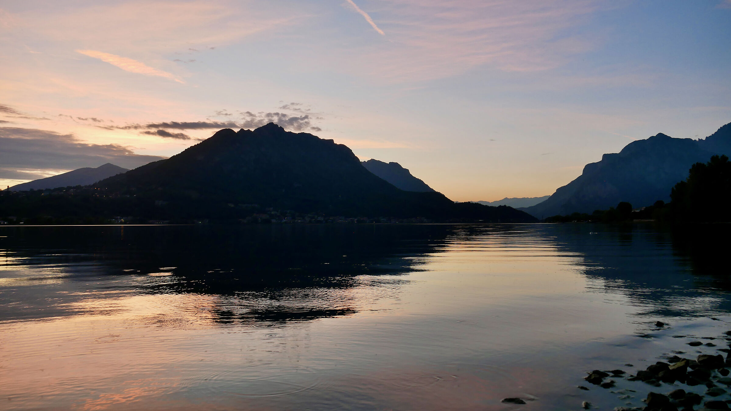 Riflessi del monte Barro al tramonto