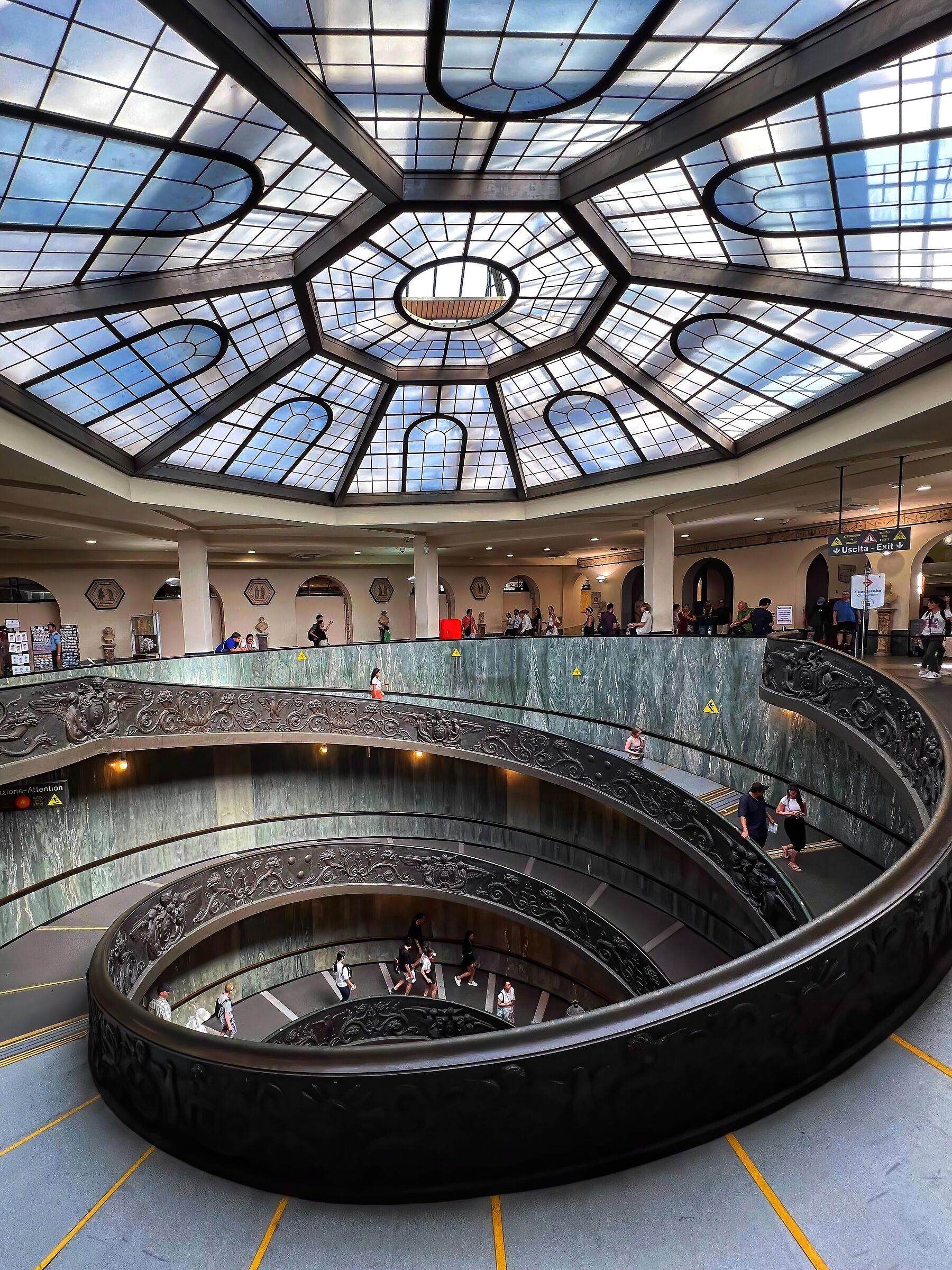 .La scala elicoidale dei musei vaticani