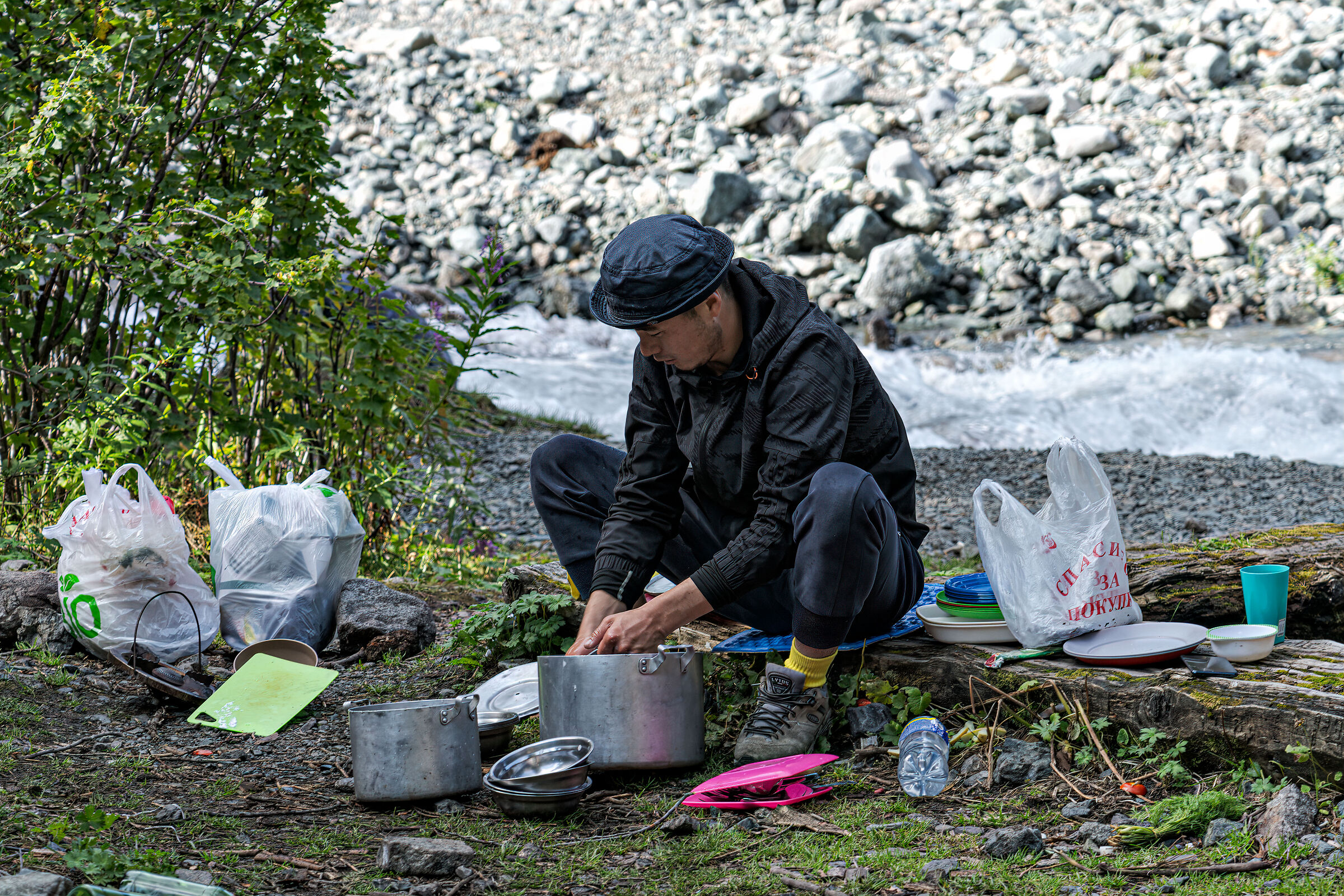 Il nostro cuoco Aki intento a lavare le pentole