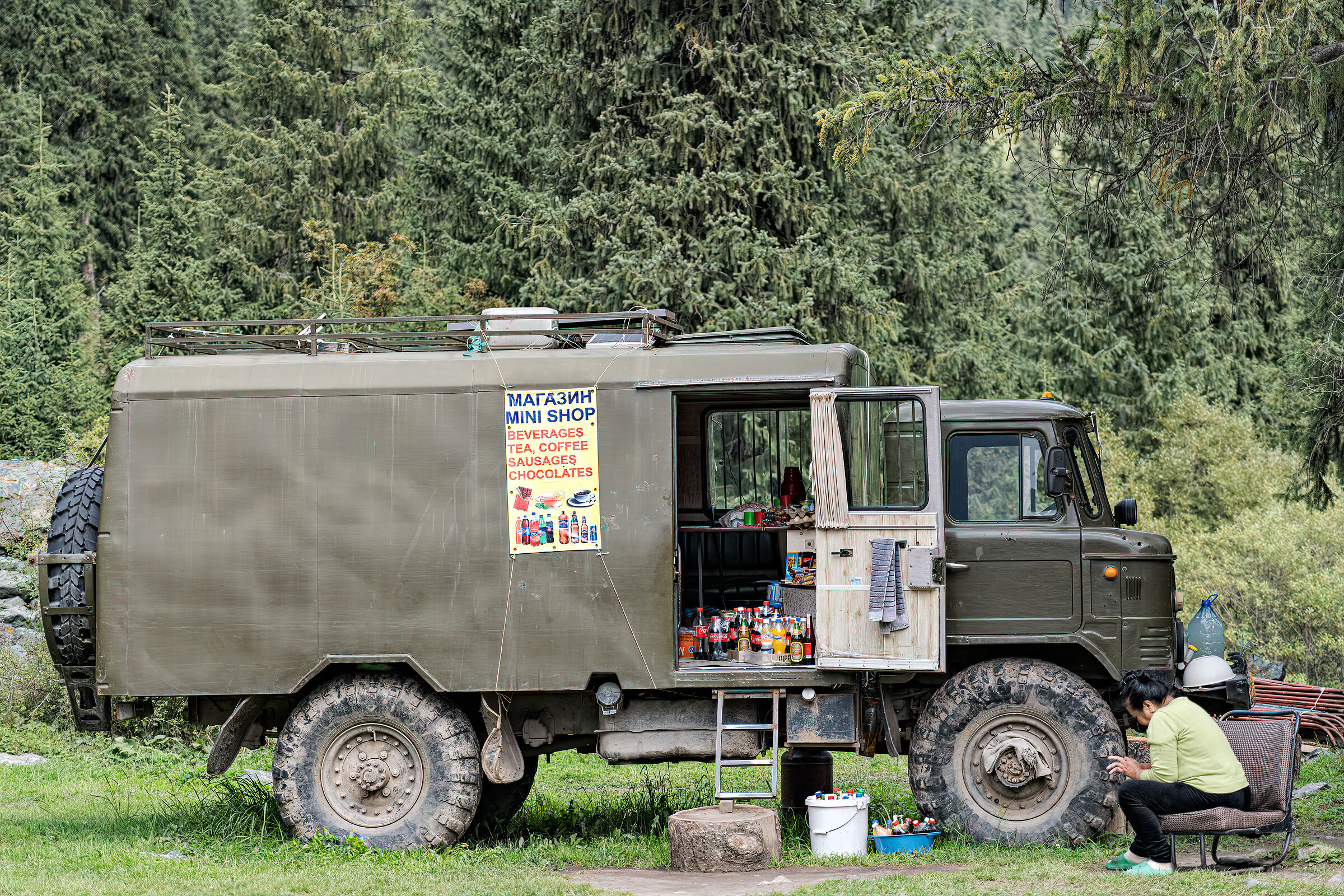 Baretto improvvisato su un vecchio mezzo Russo