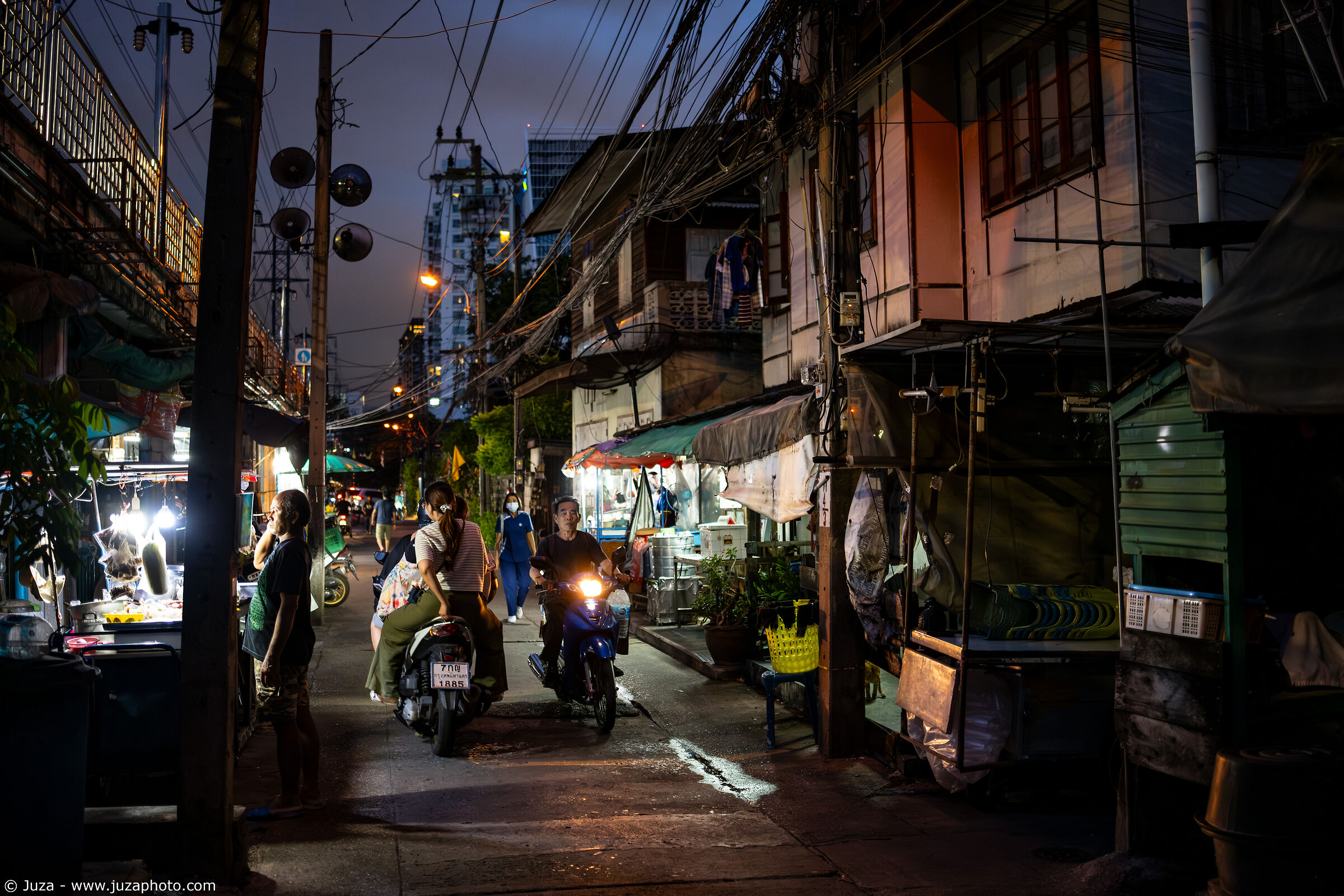 Alleys of Bangkok, the night