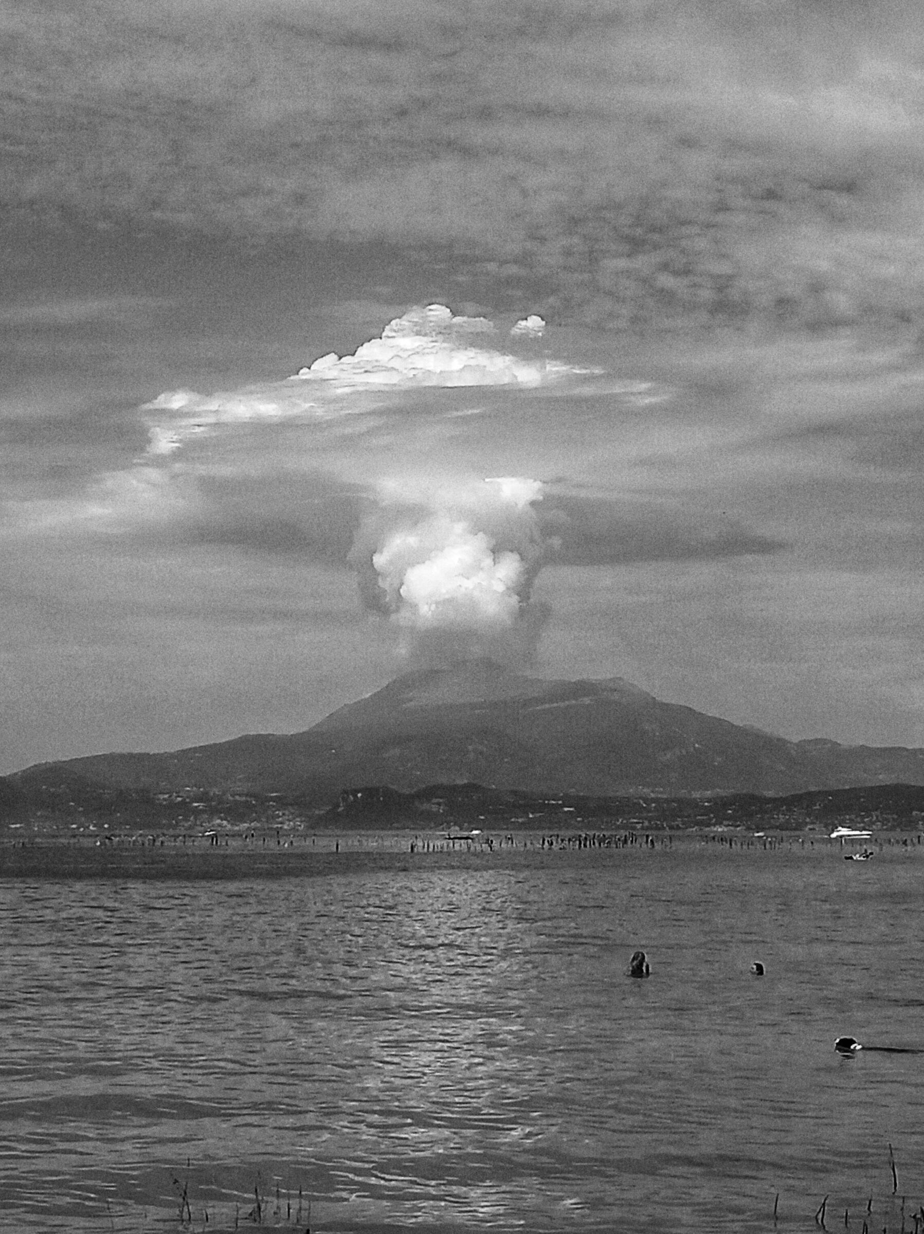 Eruzione sul lago di Garda!