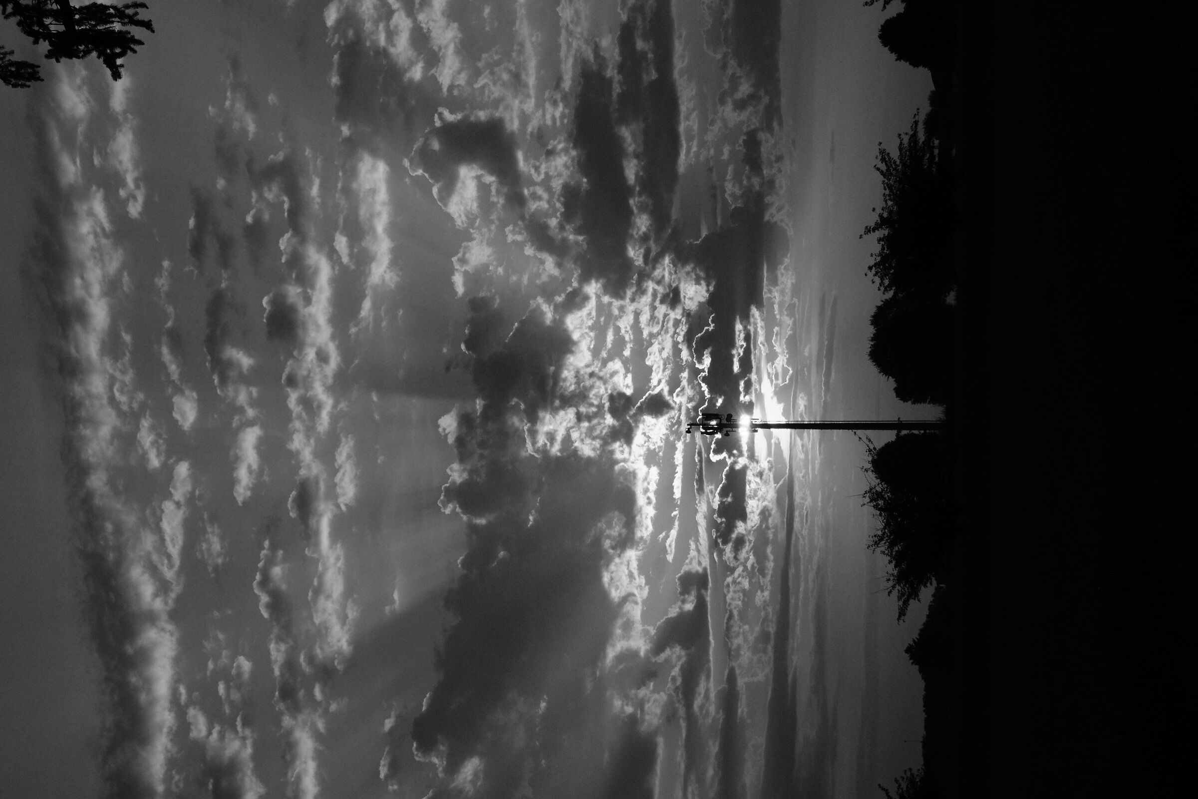 Il sole all'alba sulla Barad-dur per telecomunicazioni