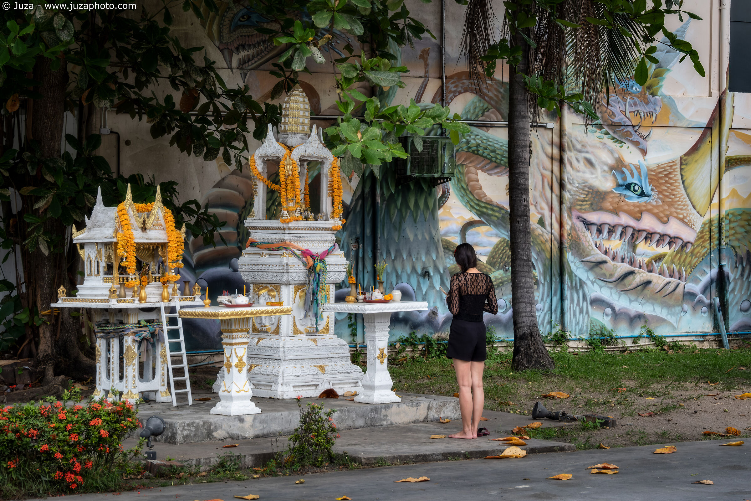 Prayer among the murals, Koh Phangan