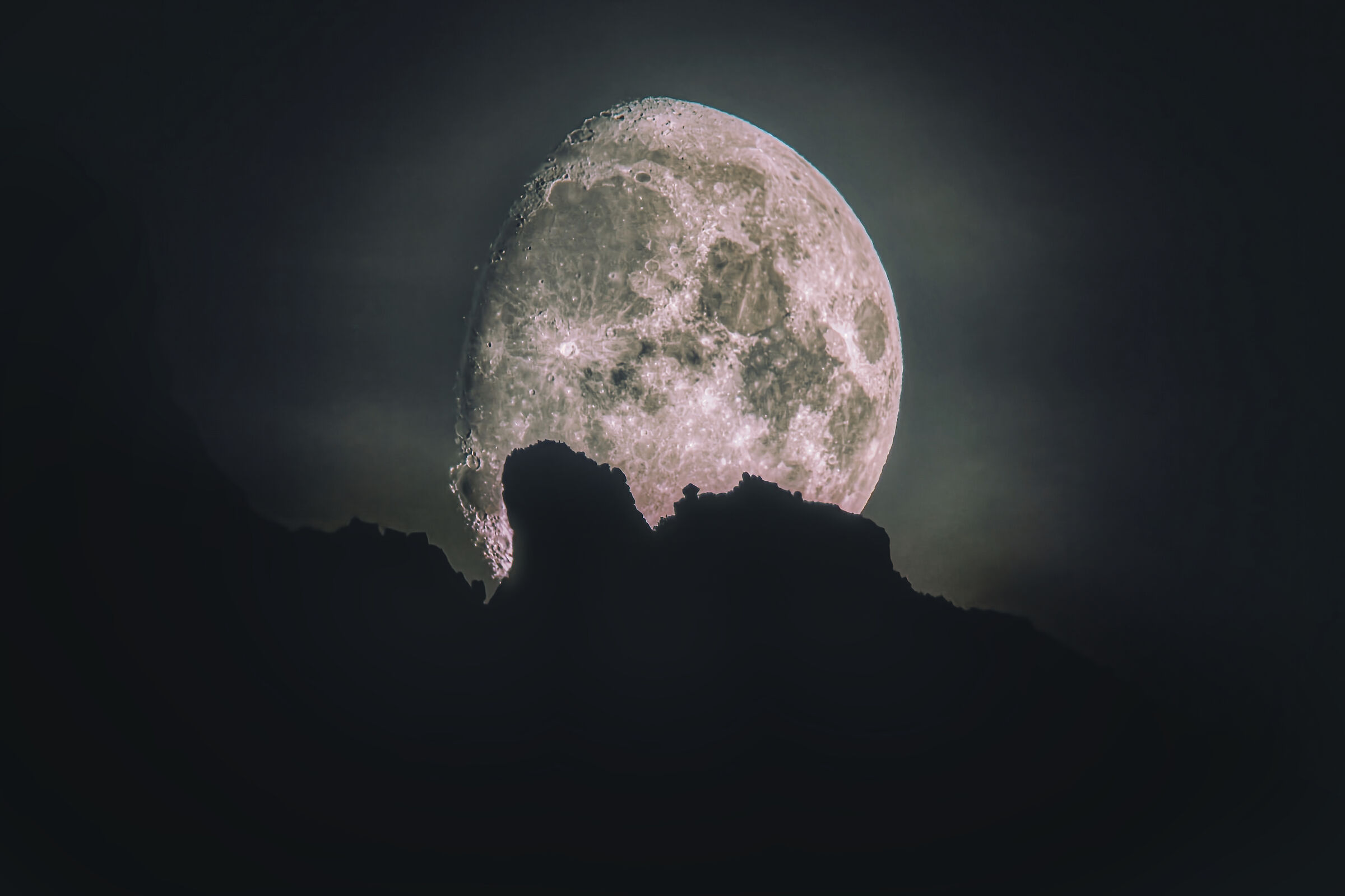 The moon rises over Montanel