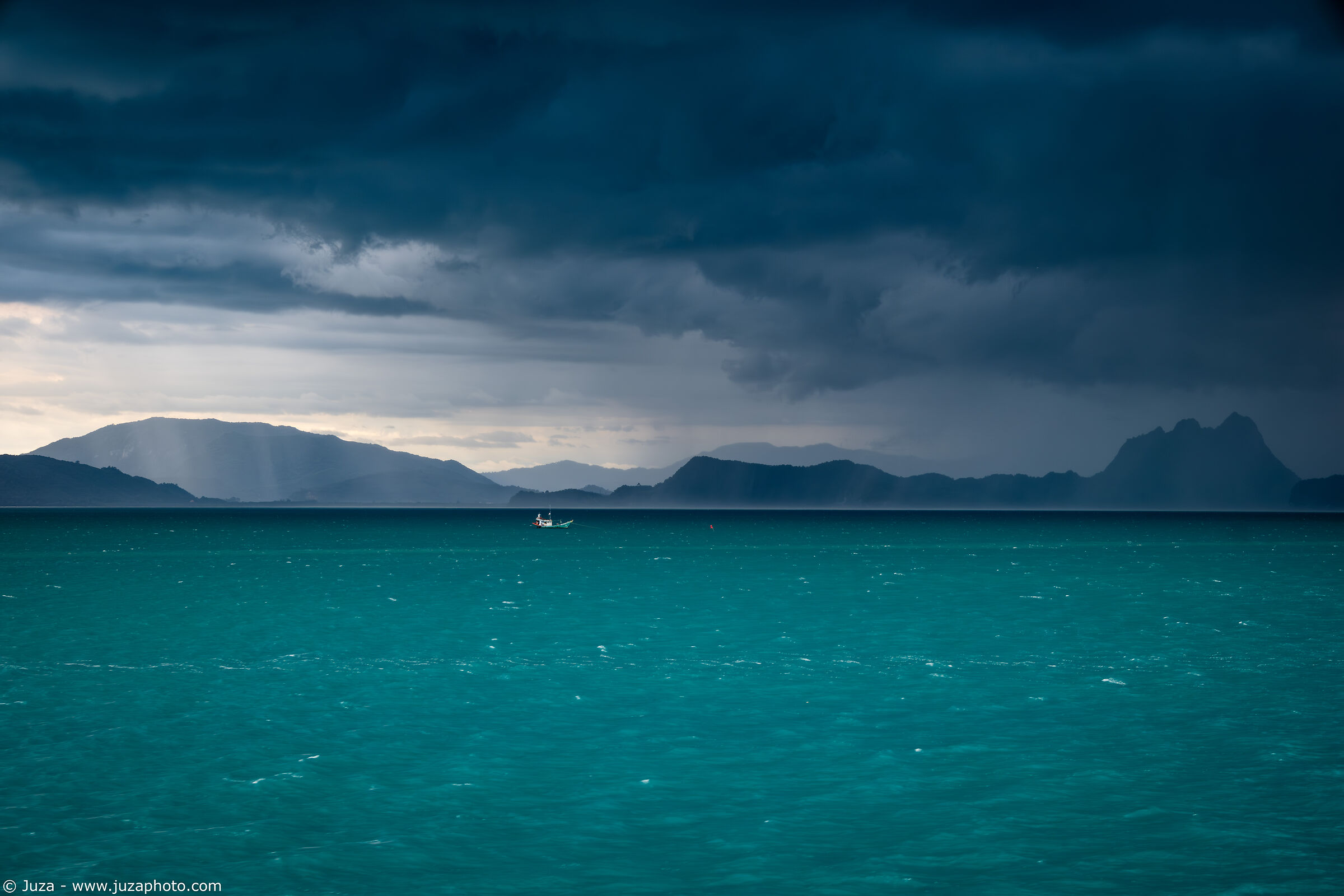 La piccola barca nell'azzurro dell'Oceano