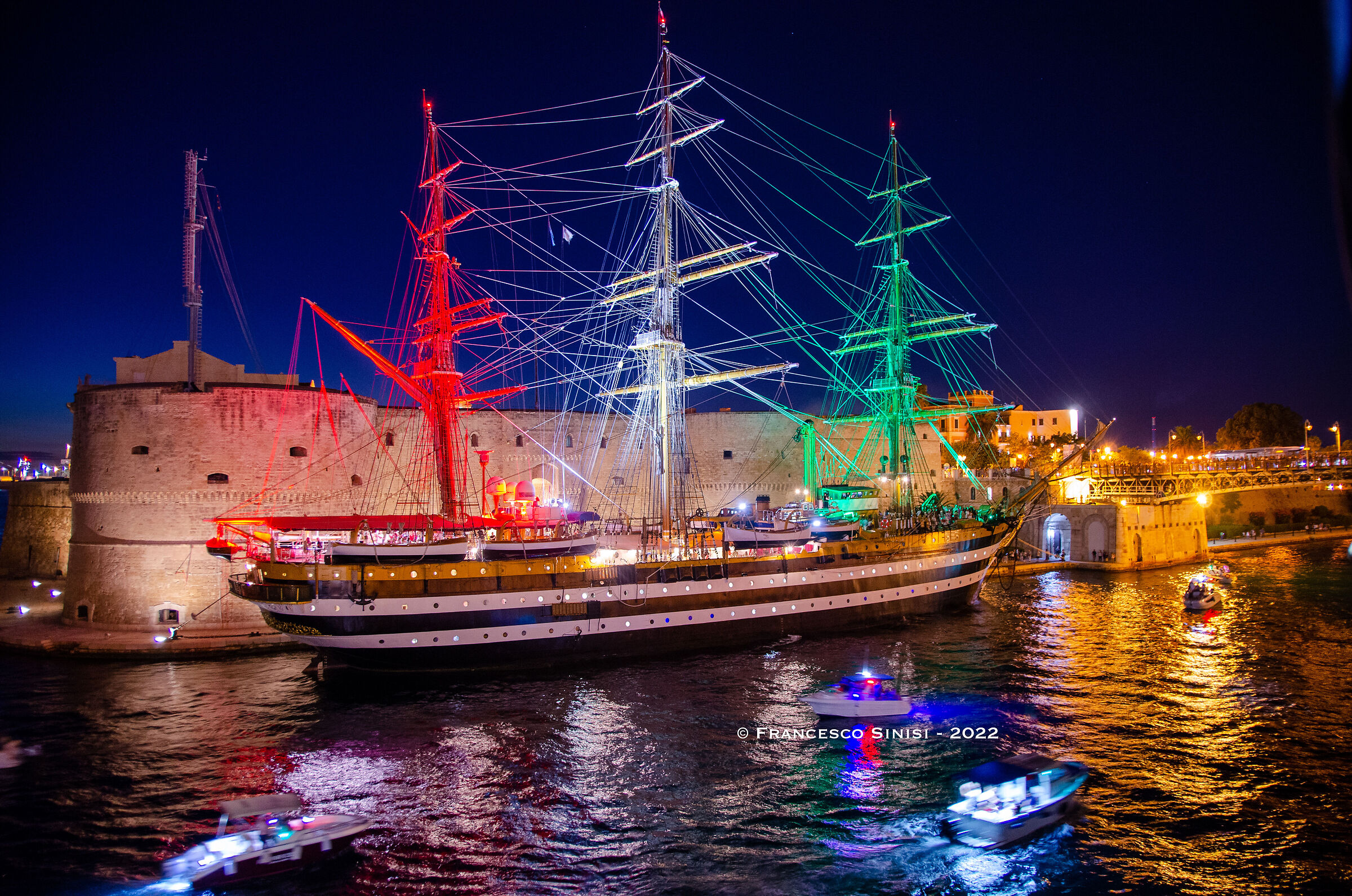 Nave Amerigo Vespucci Ponte Girevole Taranto