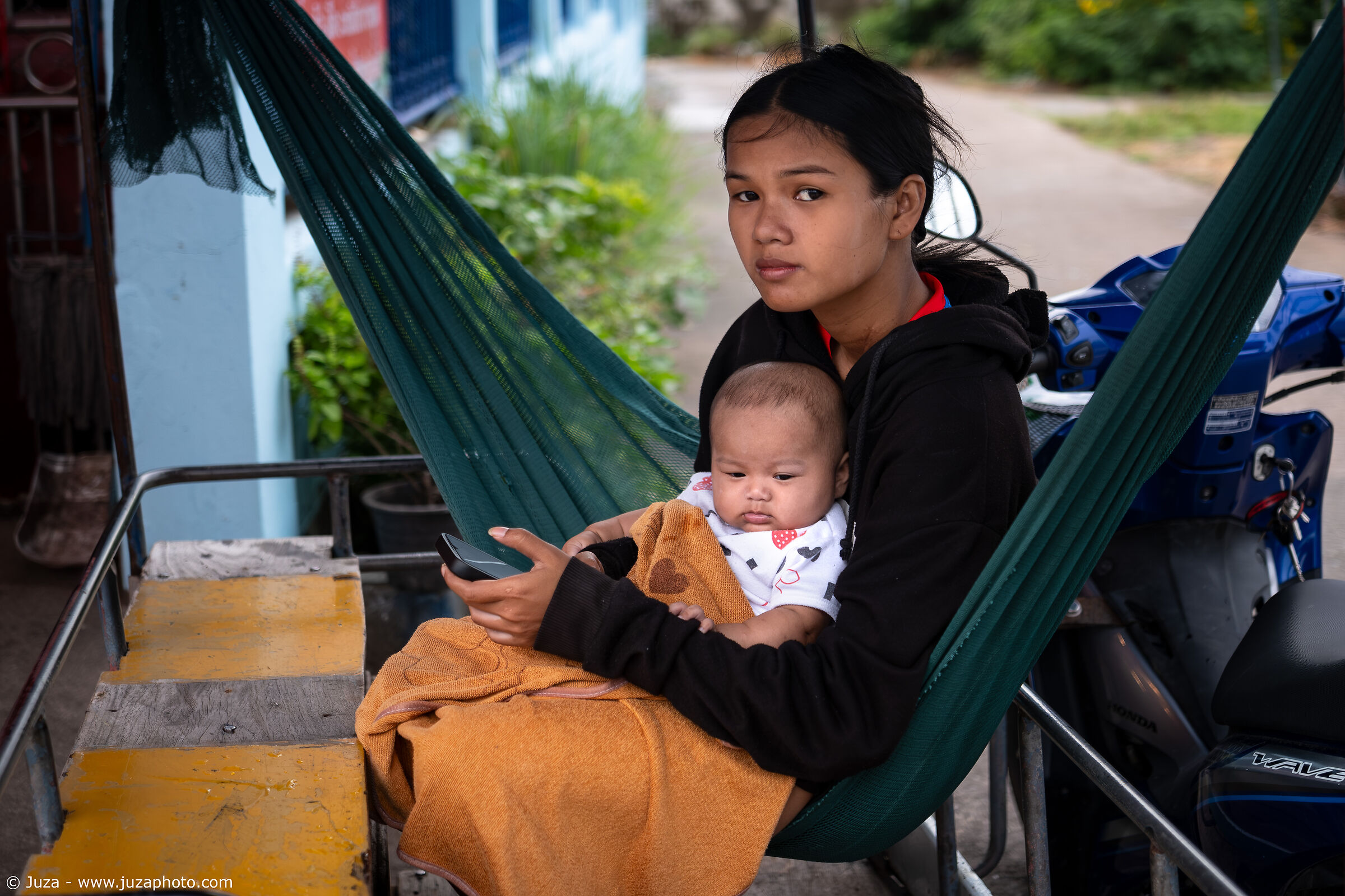Single mother, Samae San